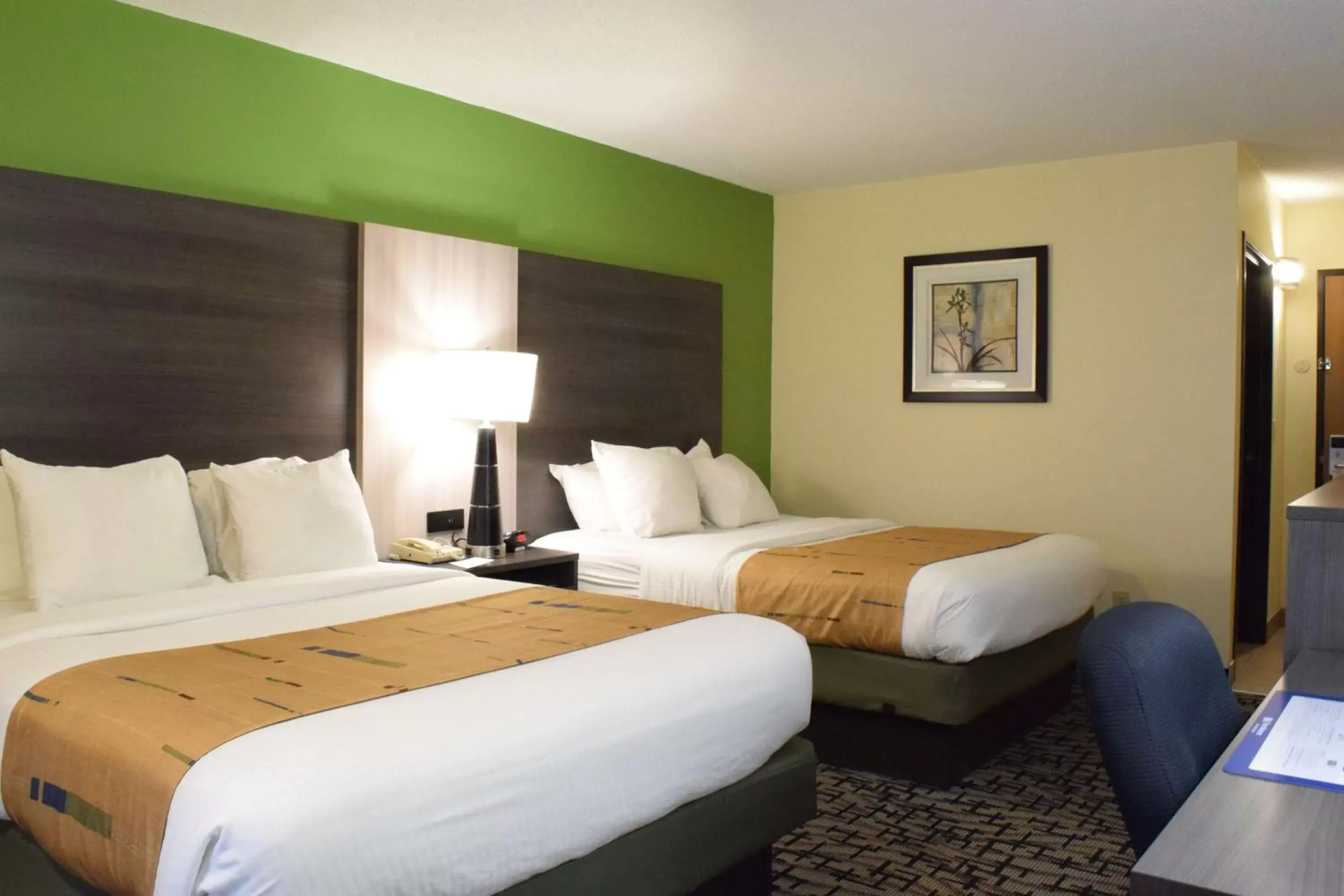 Photo of the whole room, Bed in Best Western Crown Inn & Suites - Batavia