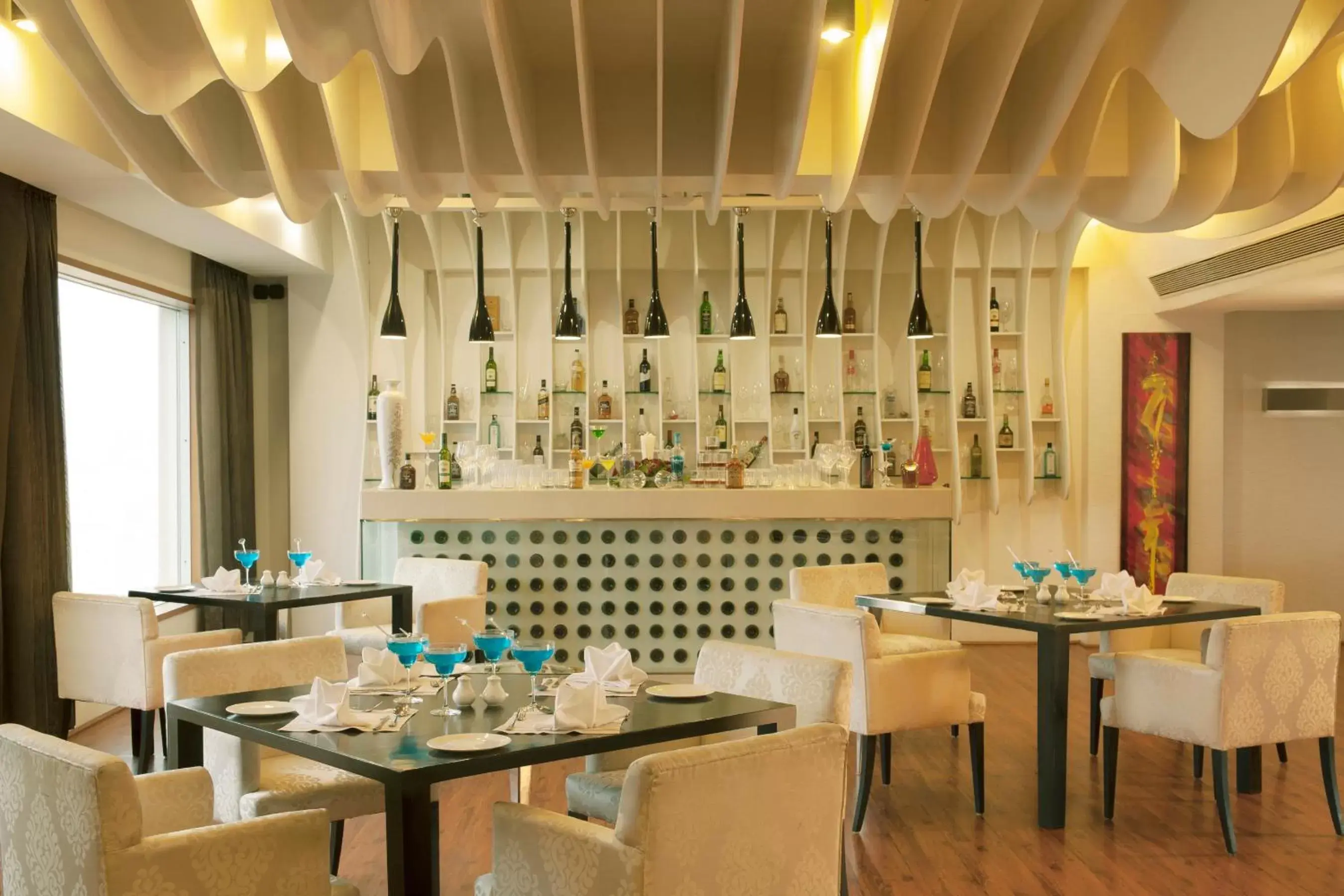 Lounge or bar, Restaurant/Places to Eat in Radisson Blu Hotel Pune Kharadi