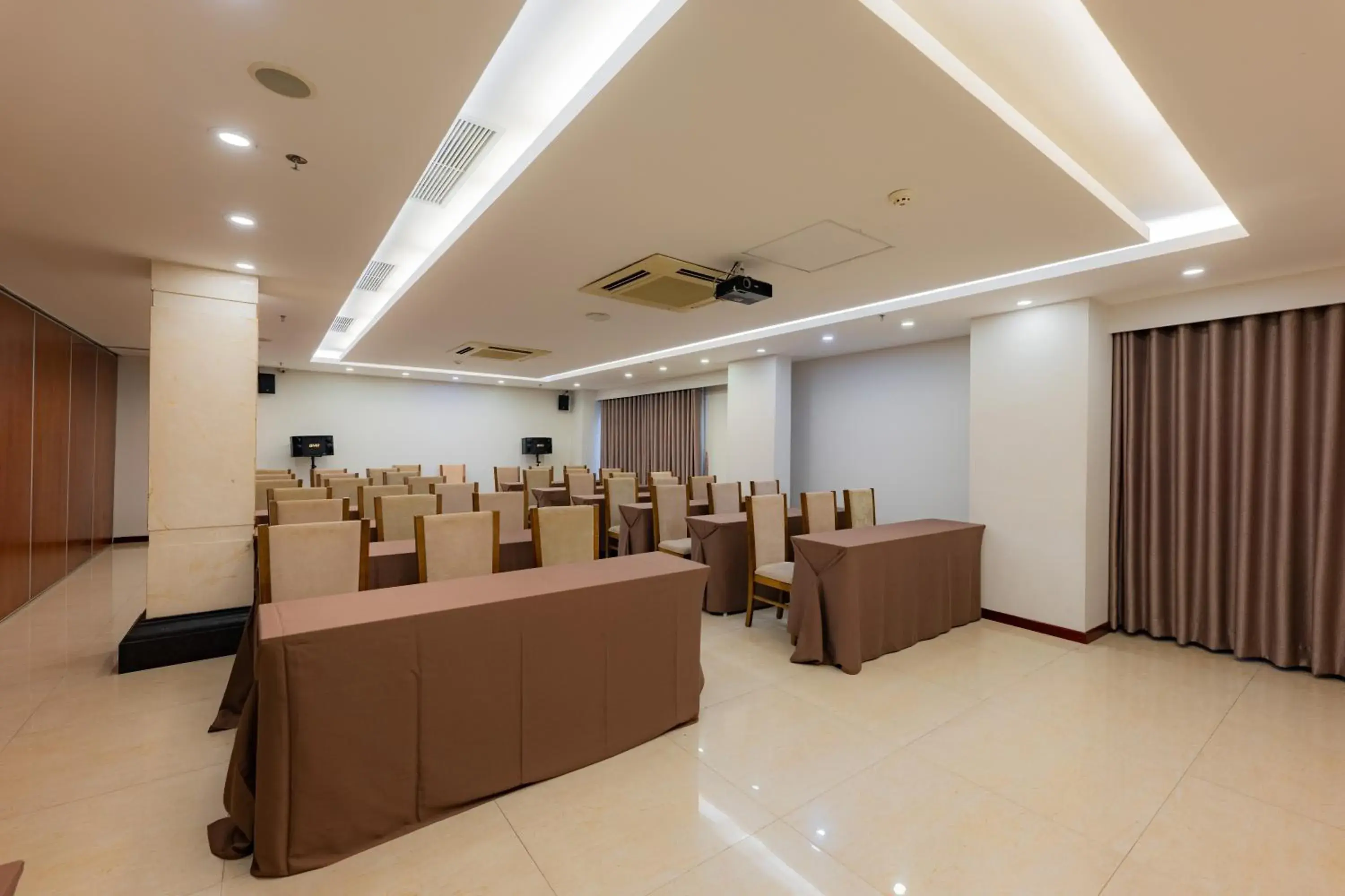 Meeting/conference room, Banquet Facilities in Riverside Hanoi Hotel