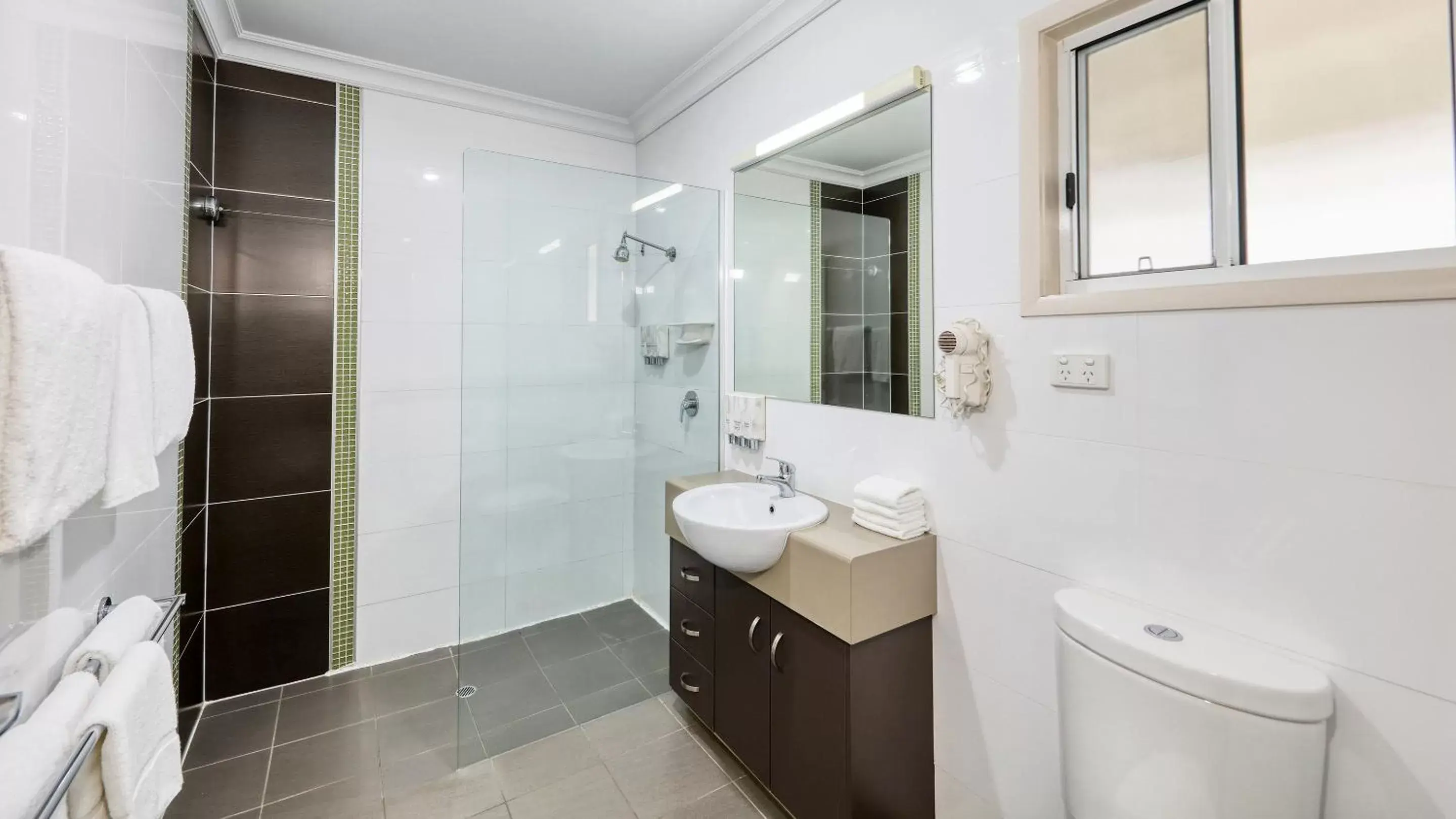 Shower, Bathroom in Drovers Motor Inn
