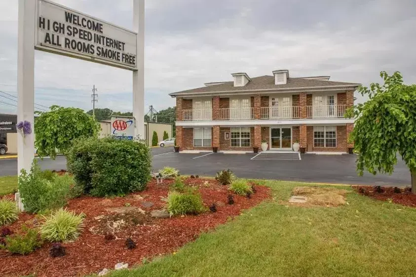 Property building, Garden in Richland Inn