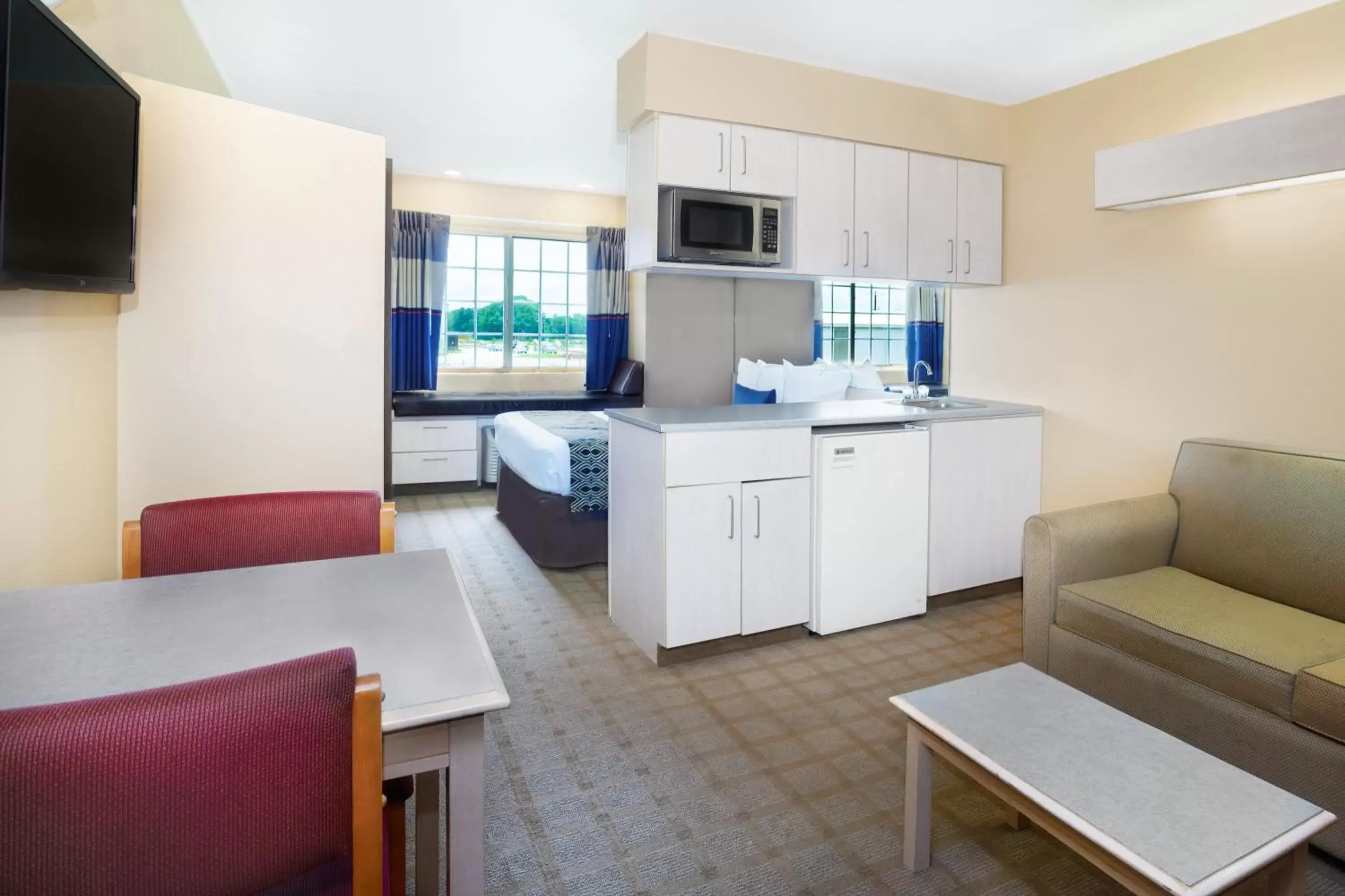 Photo of the whole room, Kitchen/Kitchenette in Microtel Inn and Suites Lafayette