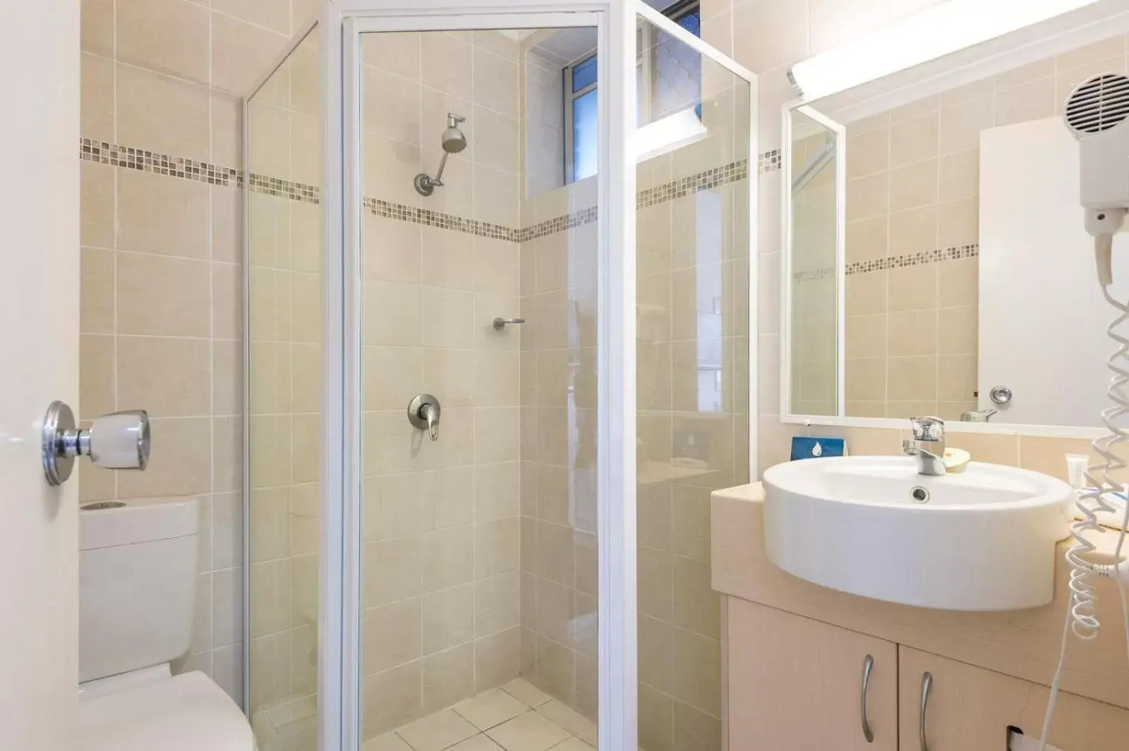 Shower, Bathroom in Comfort Inn All Seasons