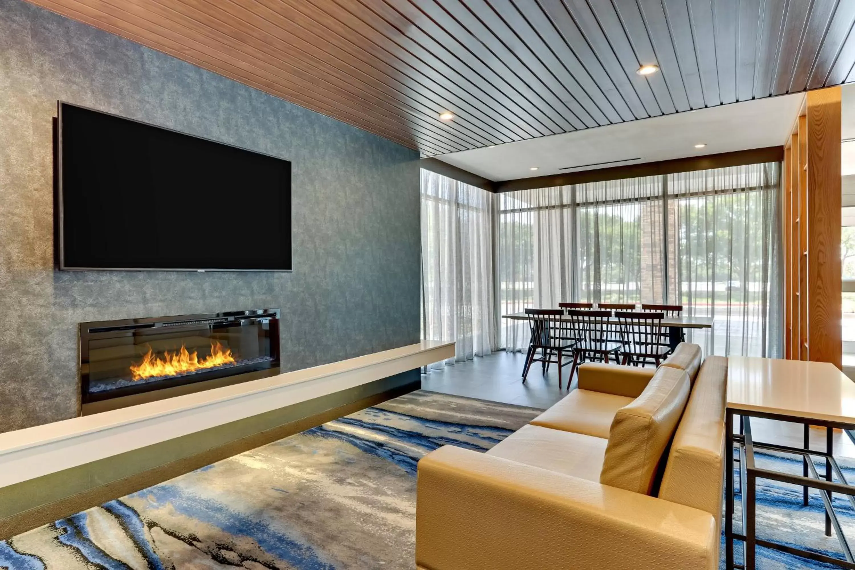 Lobby or reception, TV/Entertainment Center in Fairfield Inn & Suites by Marriott Dallas Love Field