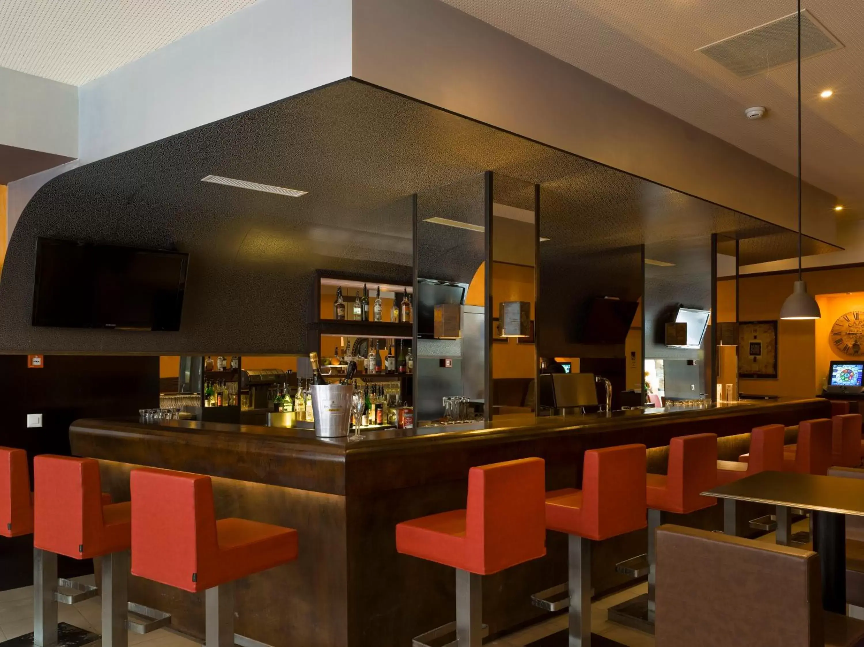 Lounge or bar, Restaurant/Places to Eat in Hotel Piz St. Moritz