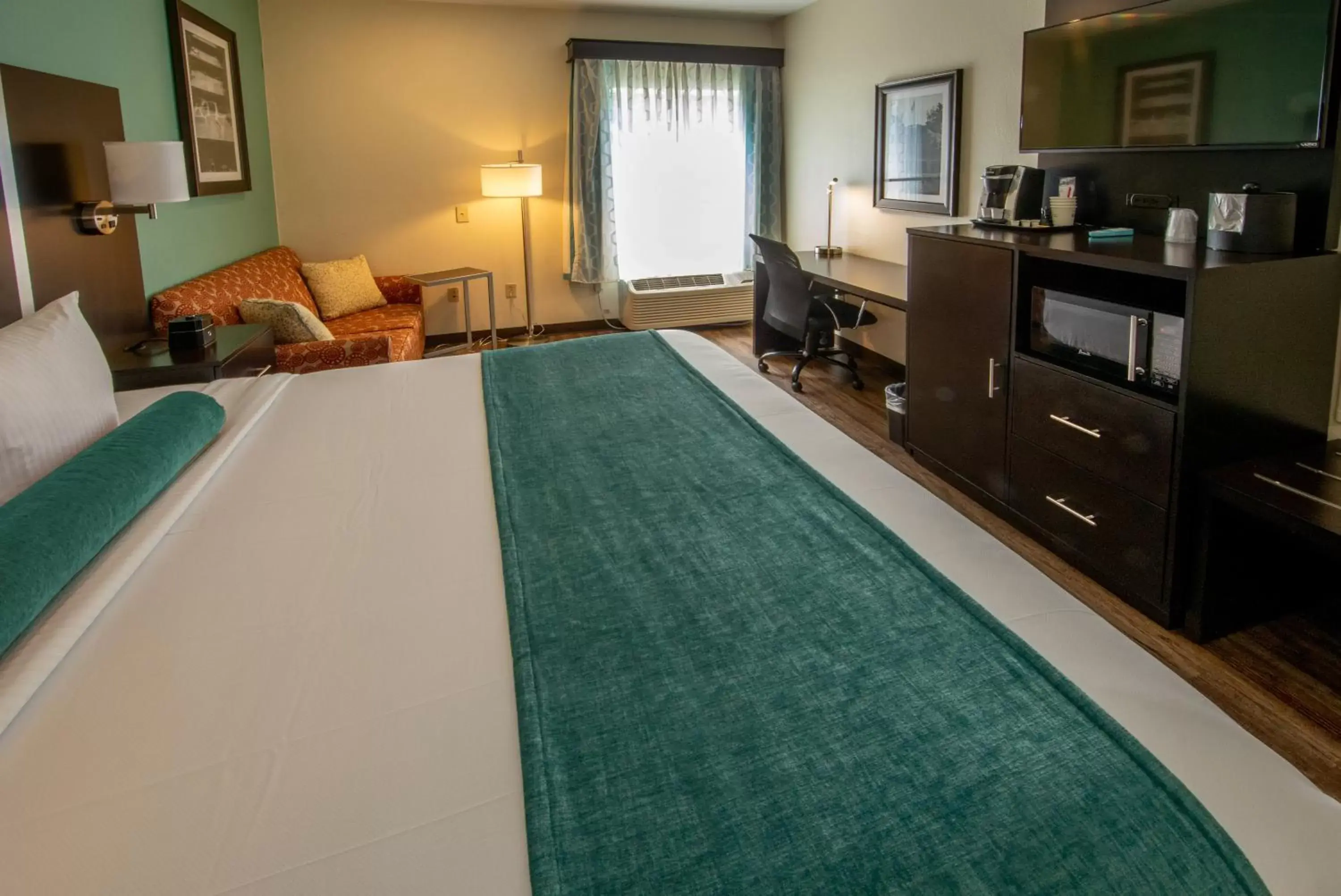 Bedroom, Swimming Pool in Best Western Plus Duluth/ Sugarloaf