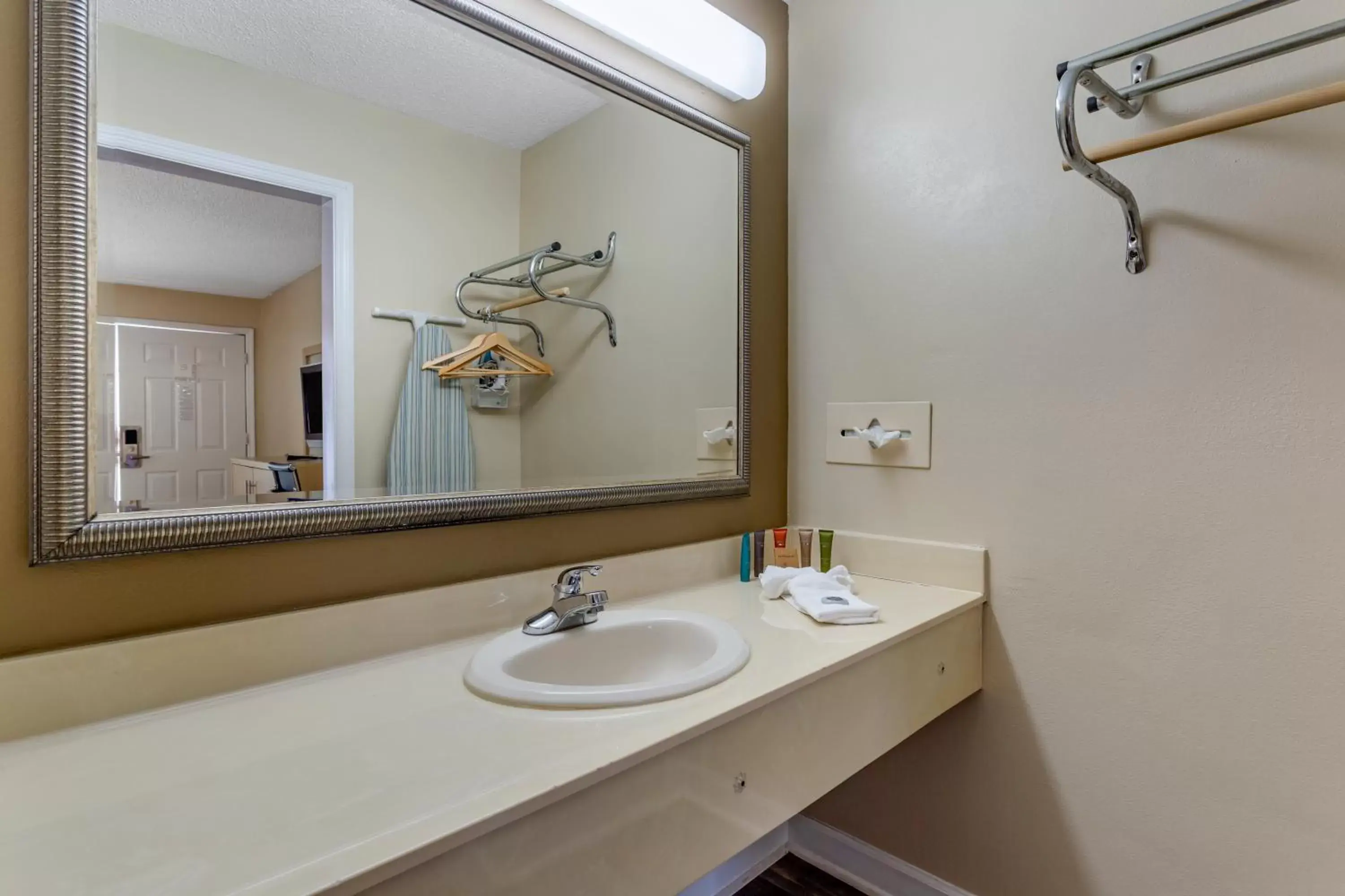 Bathroom in Richland Inn of Columbia