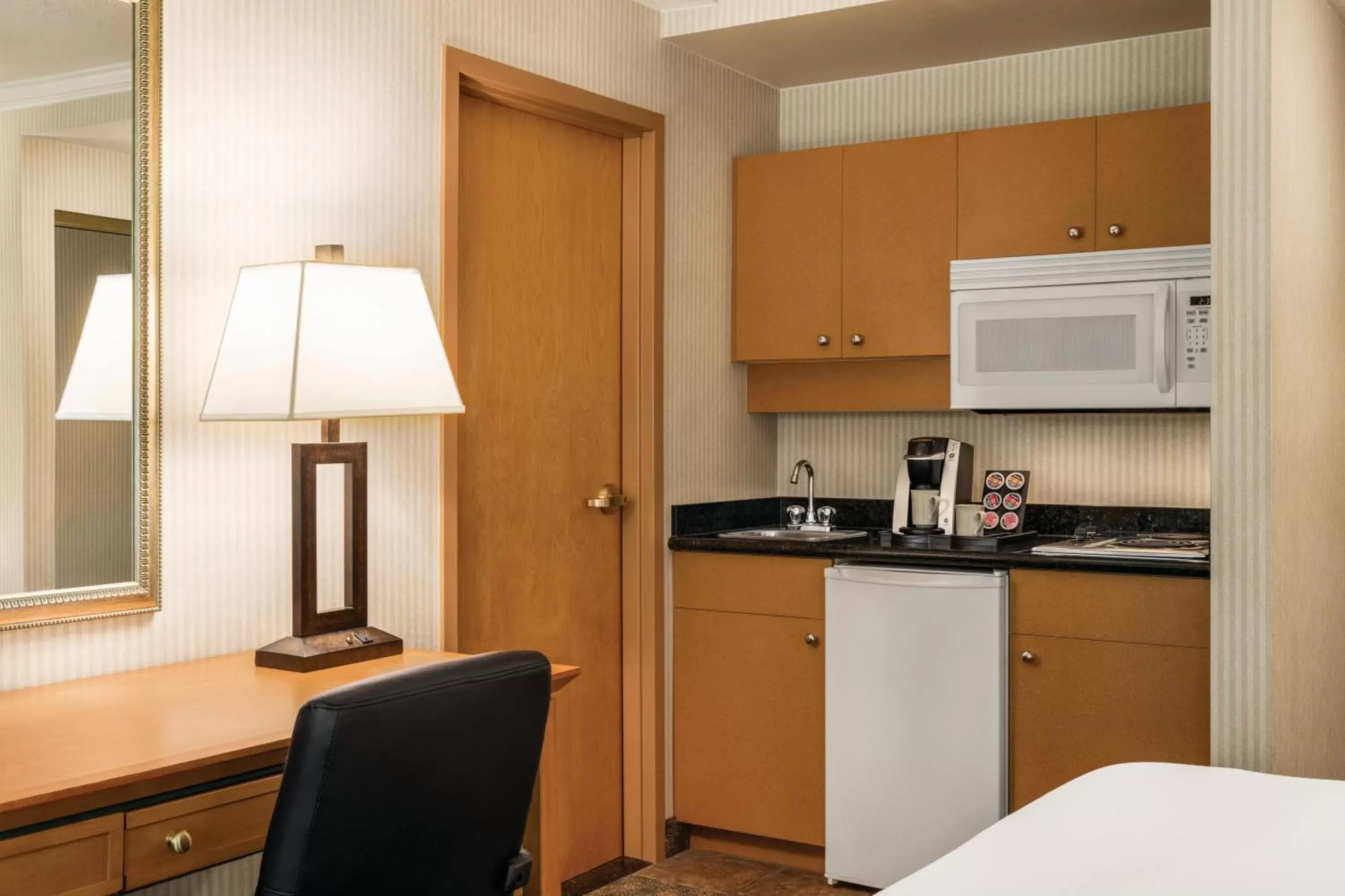 Coffee/tea facilities, Kitchen/Kitchenette in Holiday Inn & Suites North Vancouver, an IHG Hotel