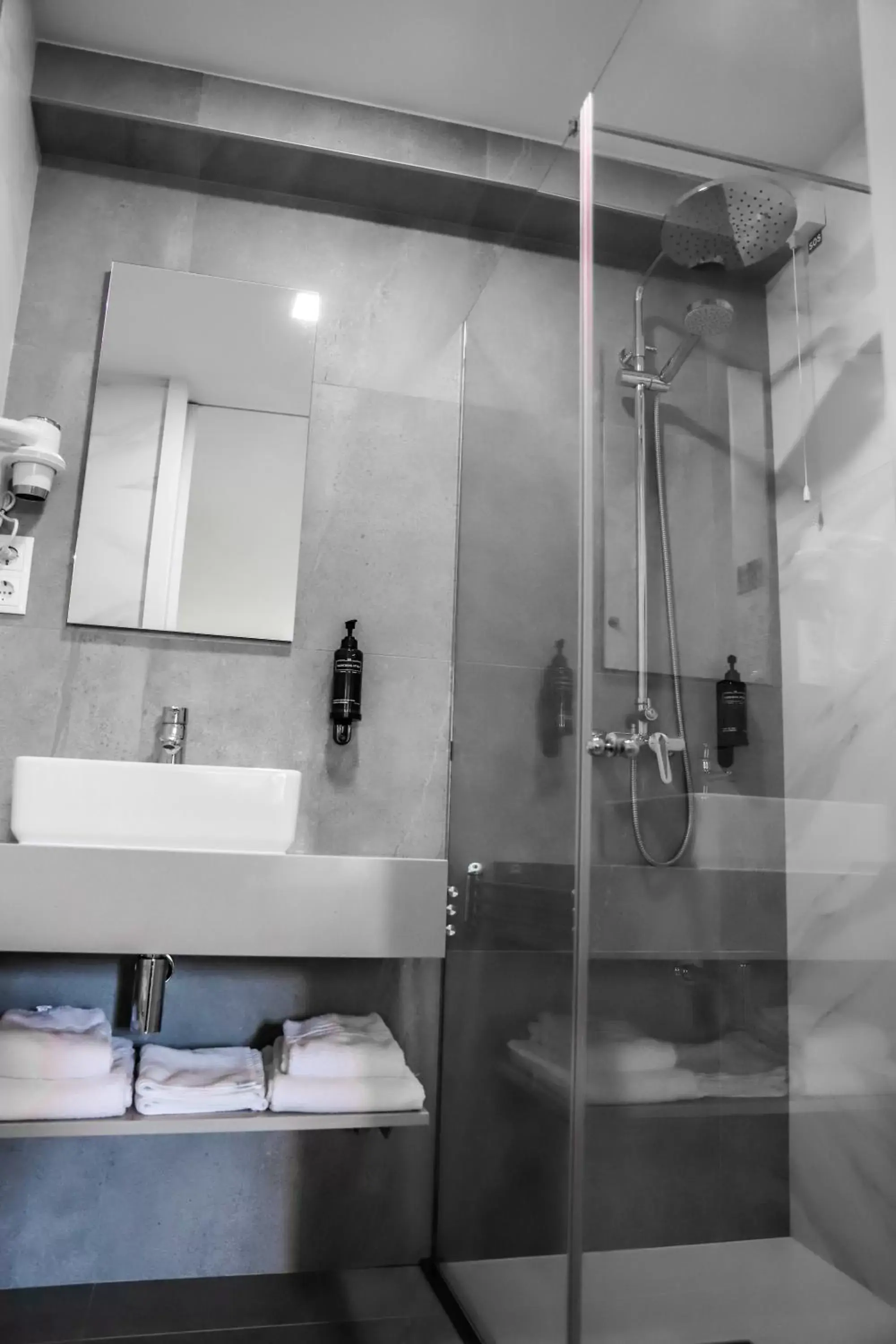 Shower, Bathroom in Hotel Avenida