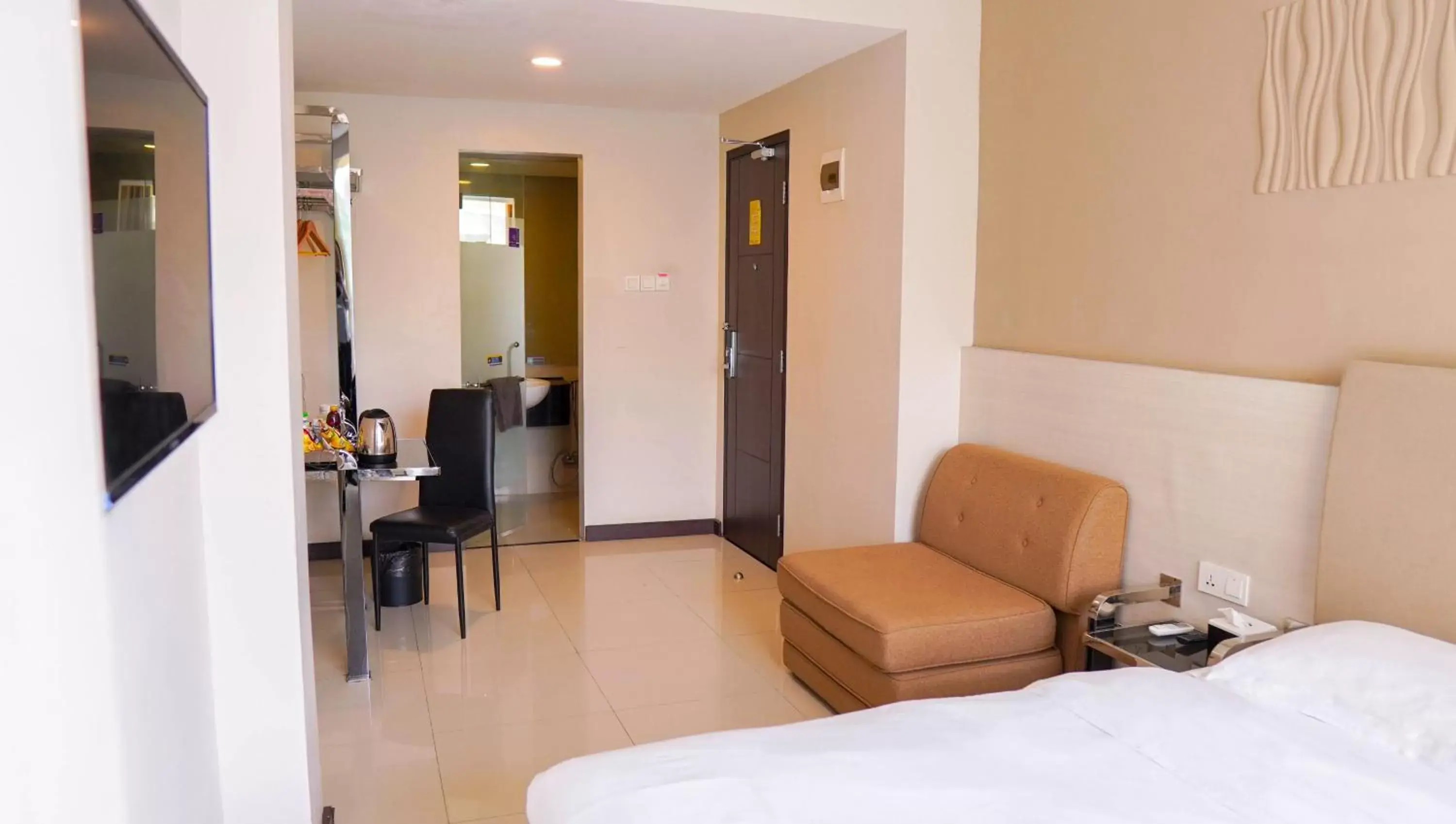 Bed, Seating Area in Verse Lite Hotel Gajah Mada