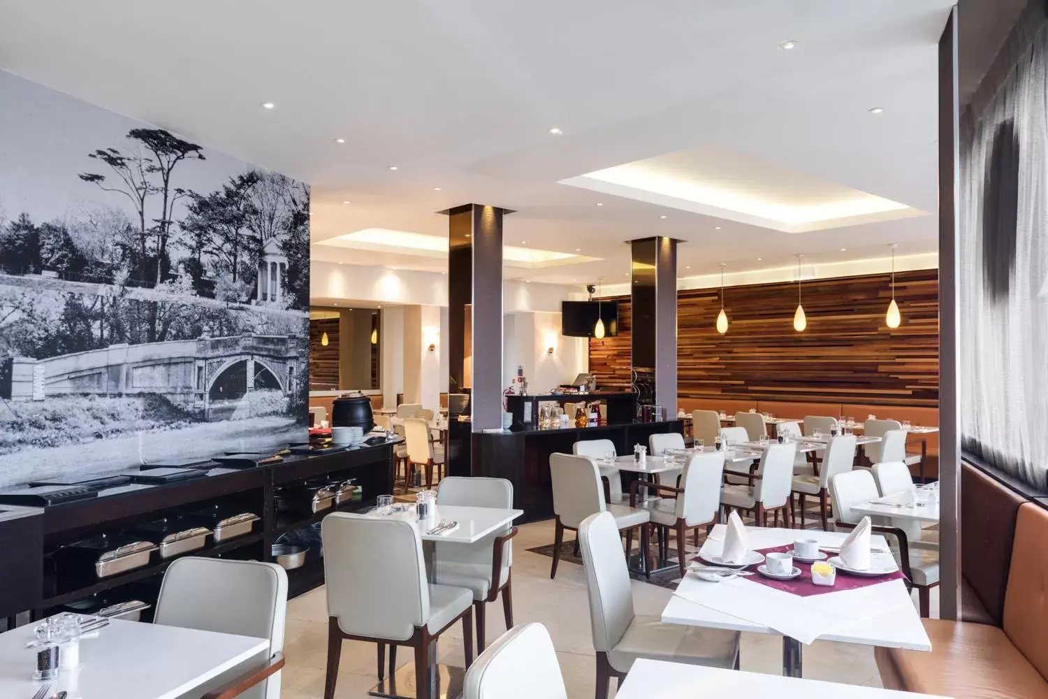 Restaurant/Places to Eat in Park Grand London Heathrow