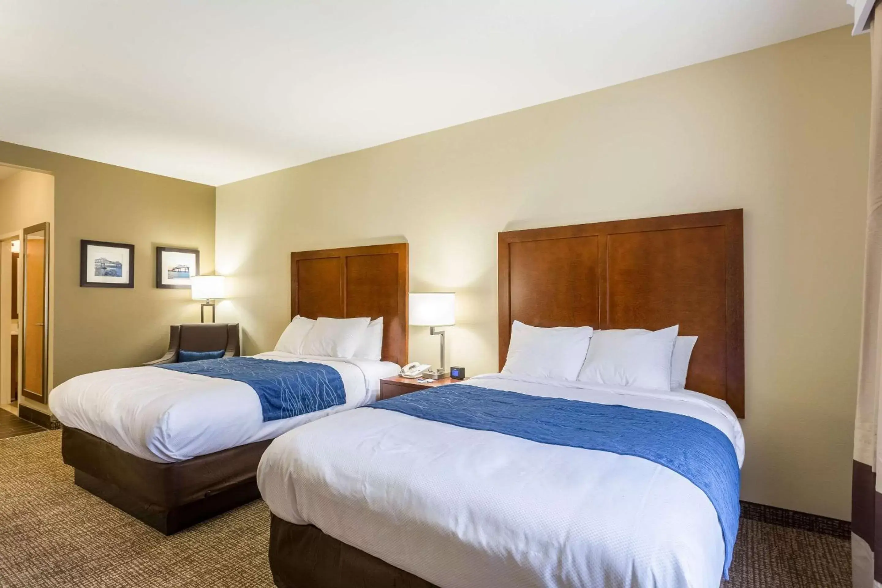 Photo of the whole room, Bed in Comfort Inn & Suites Baton Rouge Airport