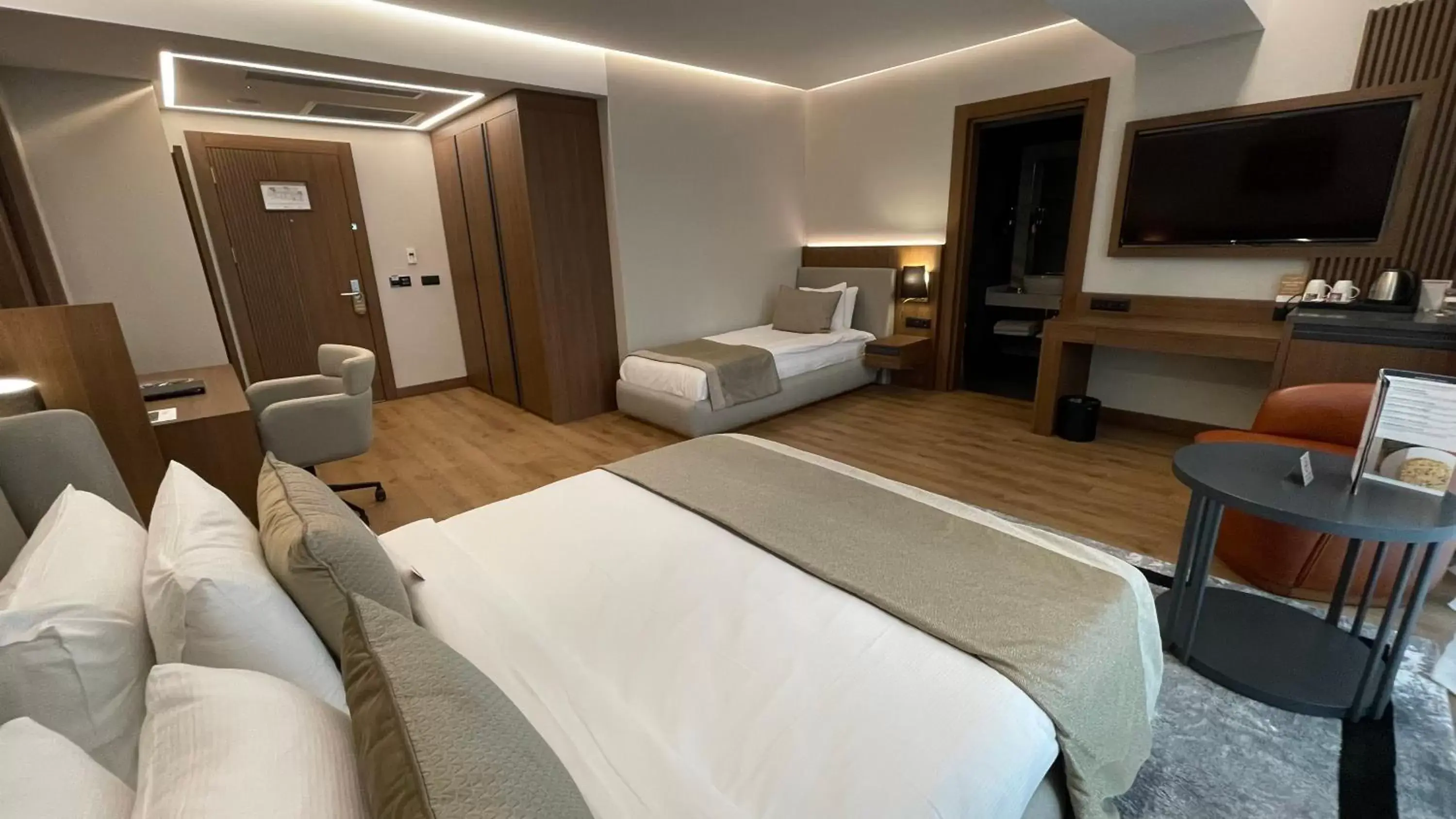 Bed, TV/Entertainment Center in Vital Hotel Fulya Istanbul Sisli
