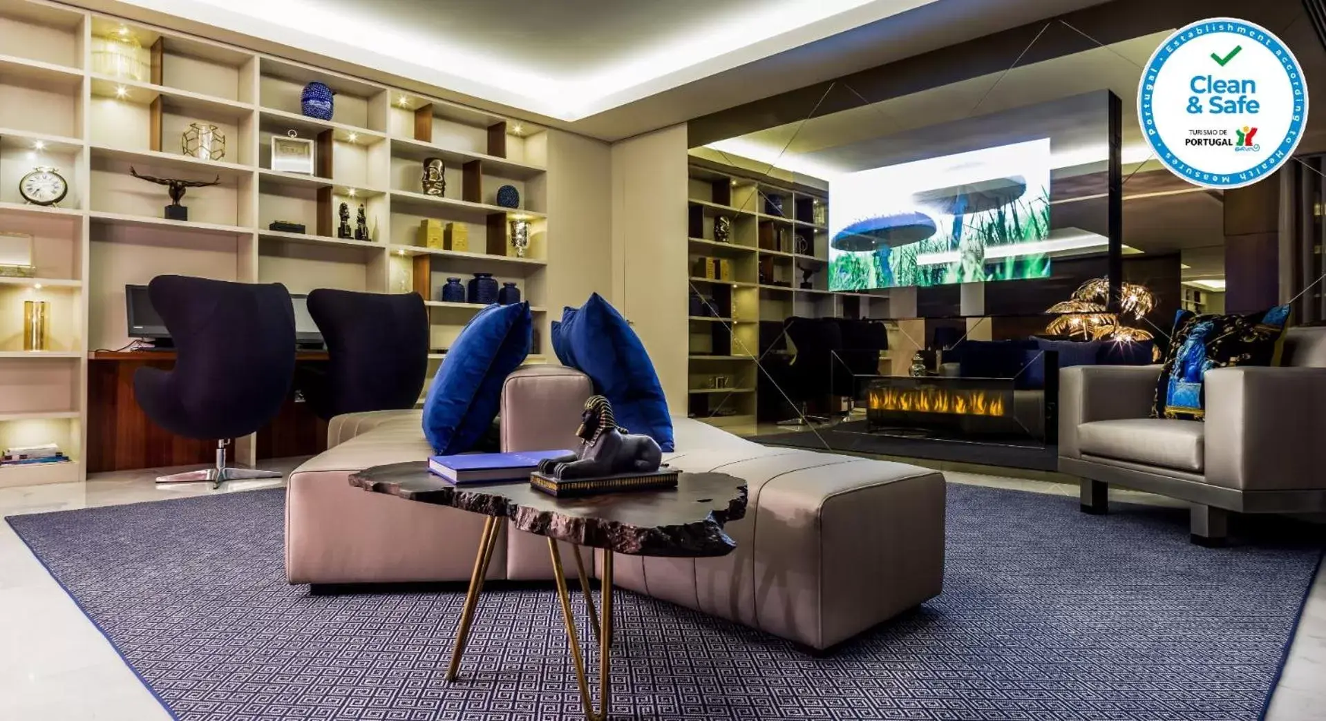 Library in 4615 Hotel