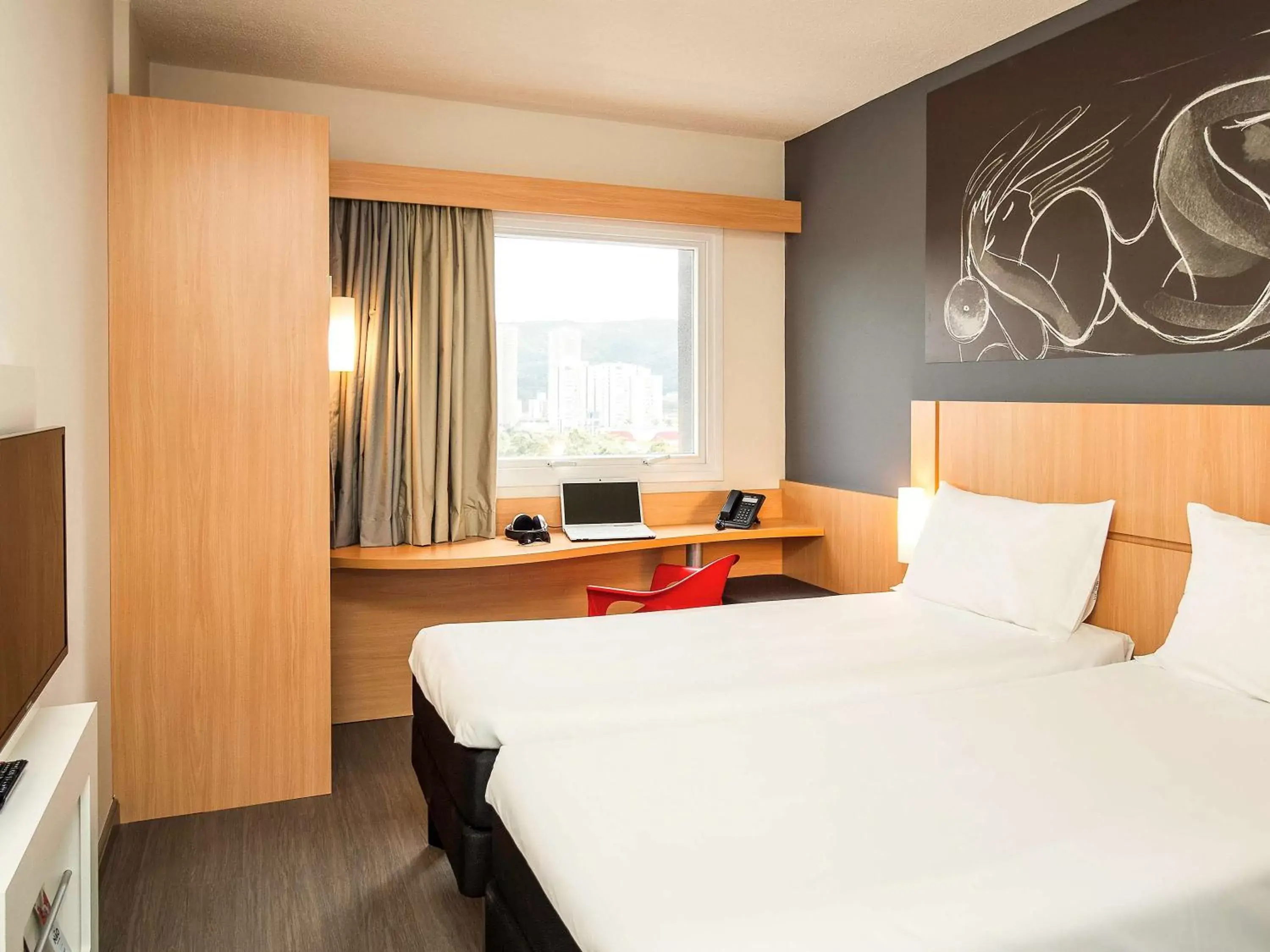 Photo of the whole room, Bed in ibis Mogi das Cruzes Shopping