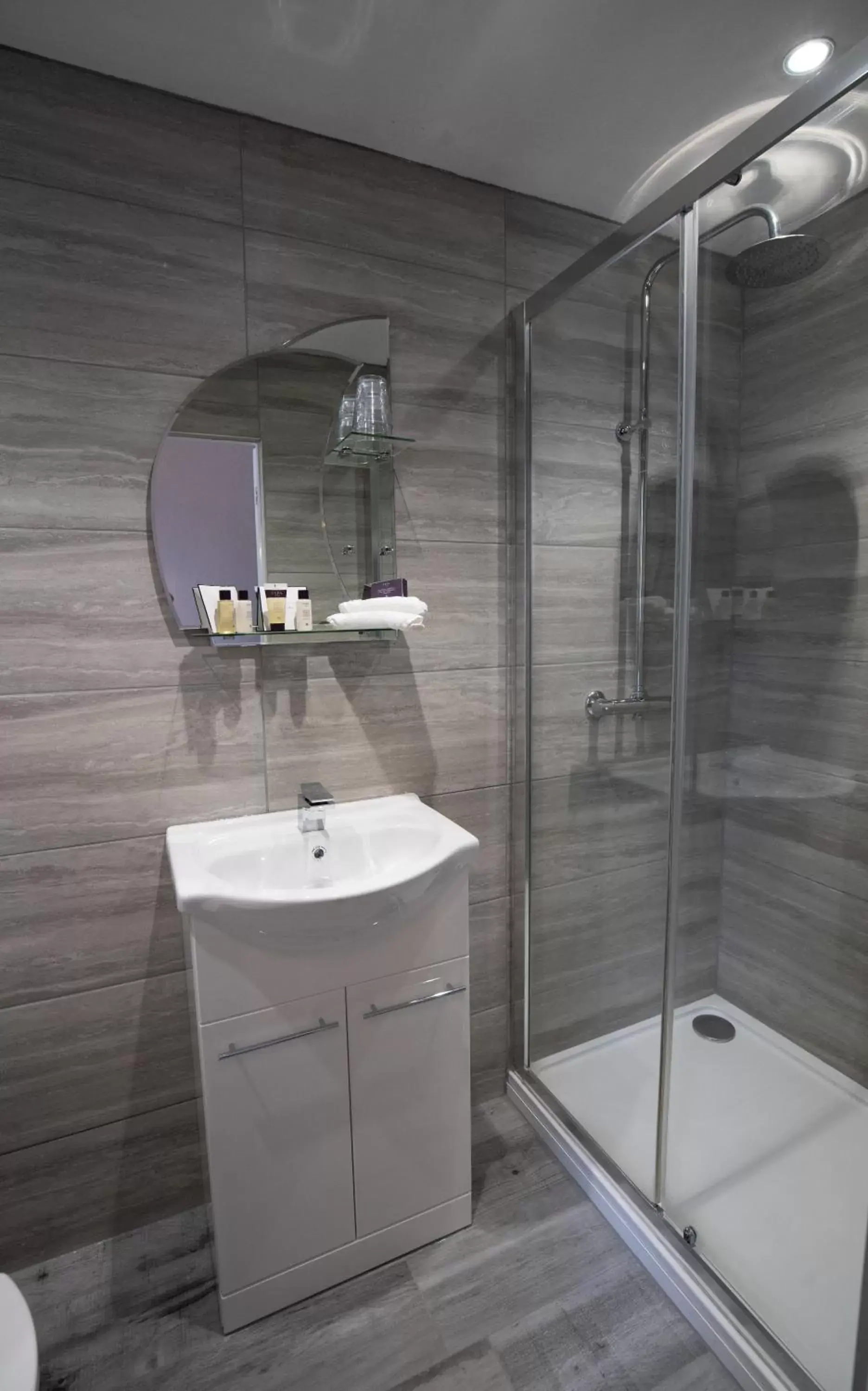 Shower, Bathroom in Skeabost House Hotel