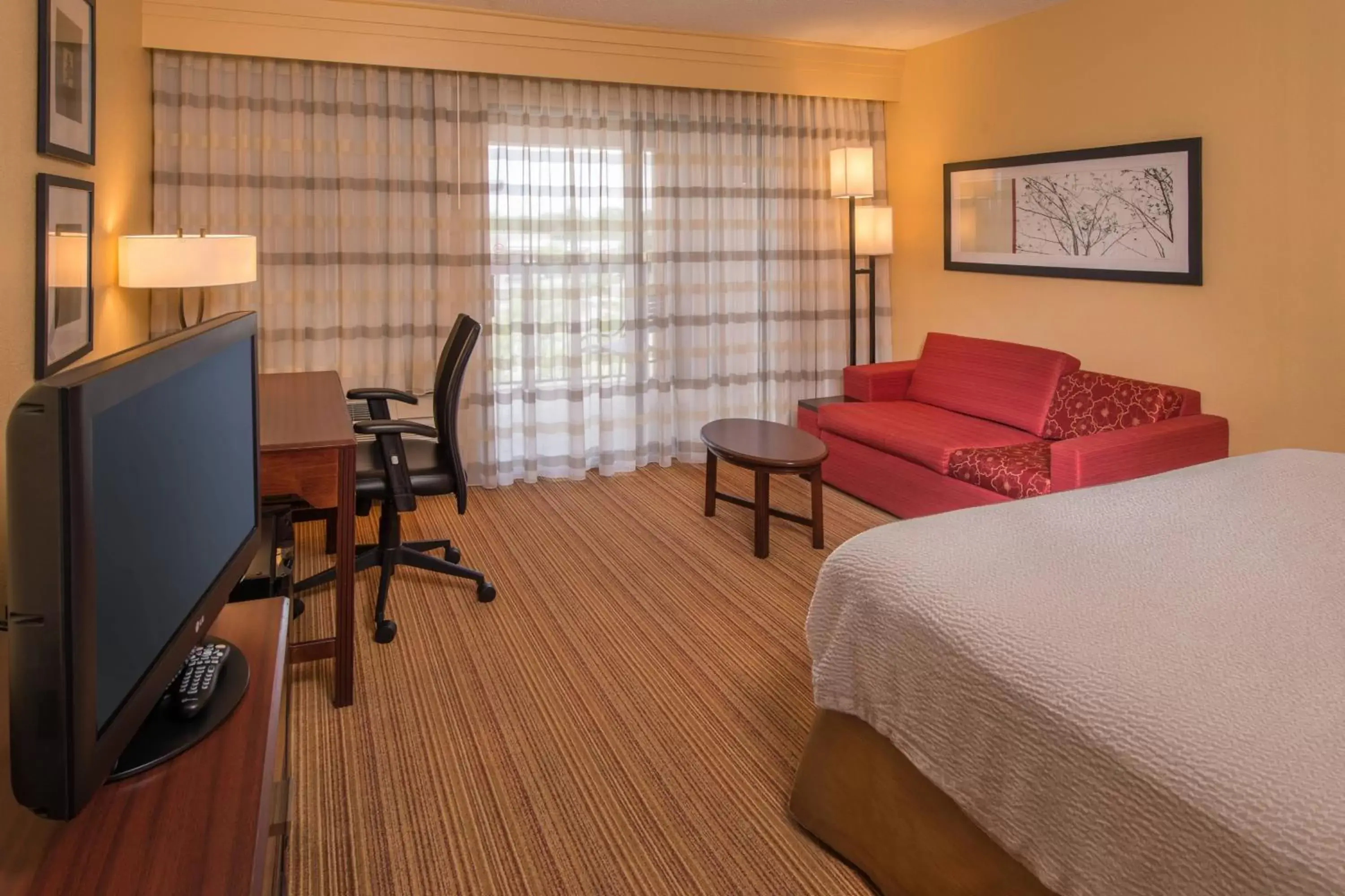 Photo of the whole room, TV/Entertainment Center in Courtyard by Marriott North Charleston Airport Coliseum