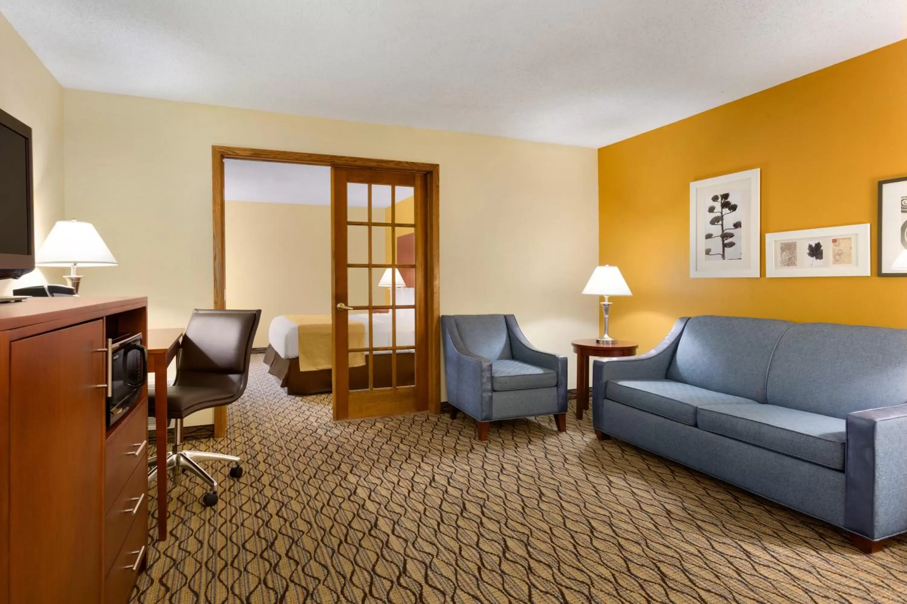 Bedroom, Seating Area in Country Inn & Suites by Radisson, Mishawaka, IN