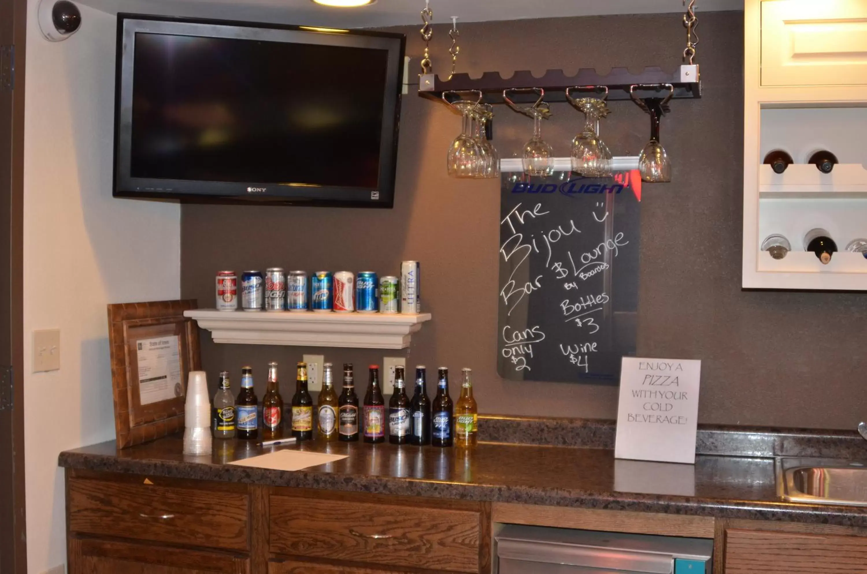 Lounge or bar, TV/Entertainment Center in Boarders Inn and Suites by Cobblestone Hotels - Fayette