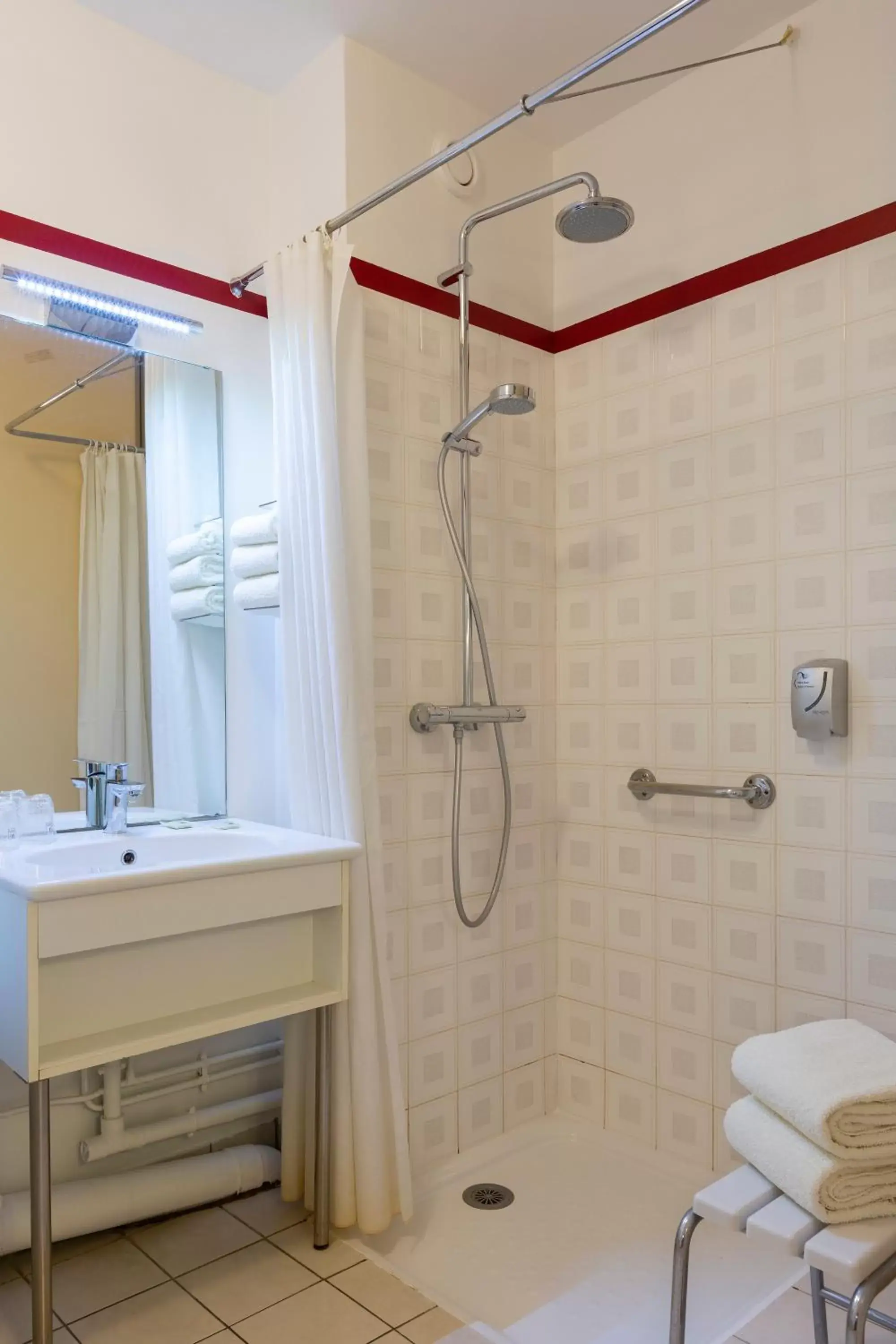 Shower, Bathroom in Hotel Altina