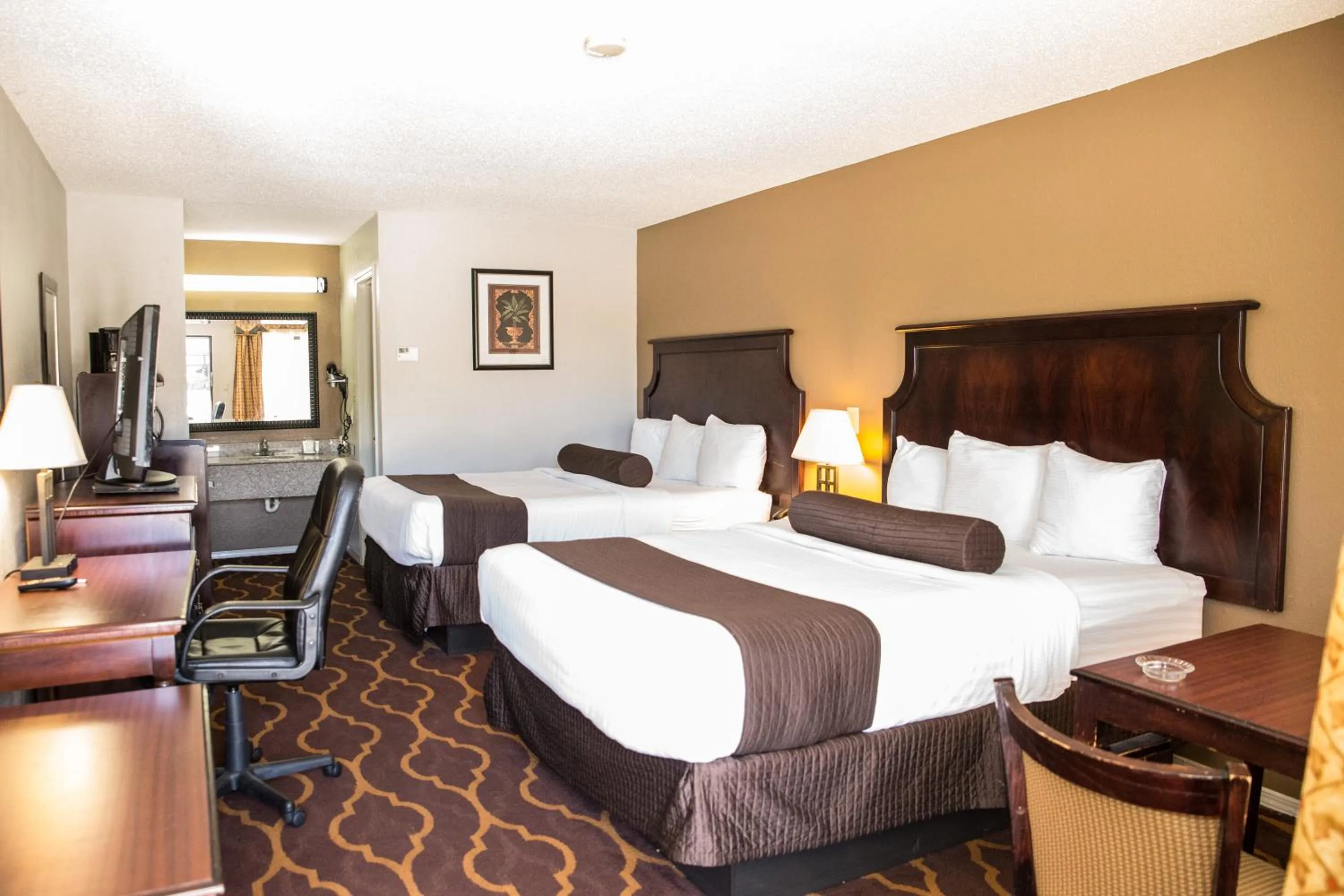 Photo of the whole room, Bed in Mockingbird Inn & Suites
