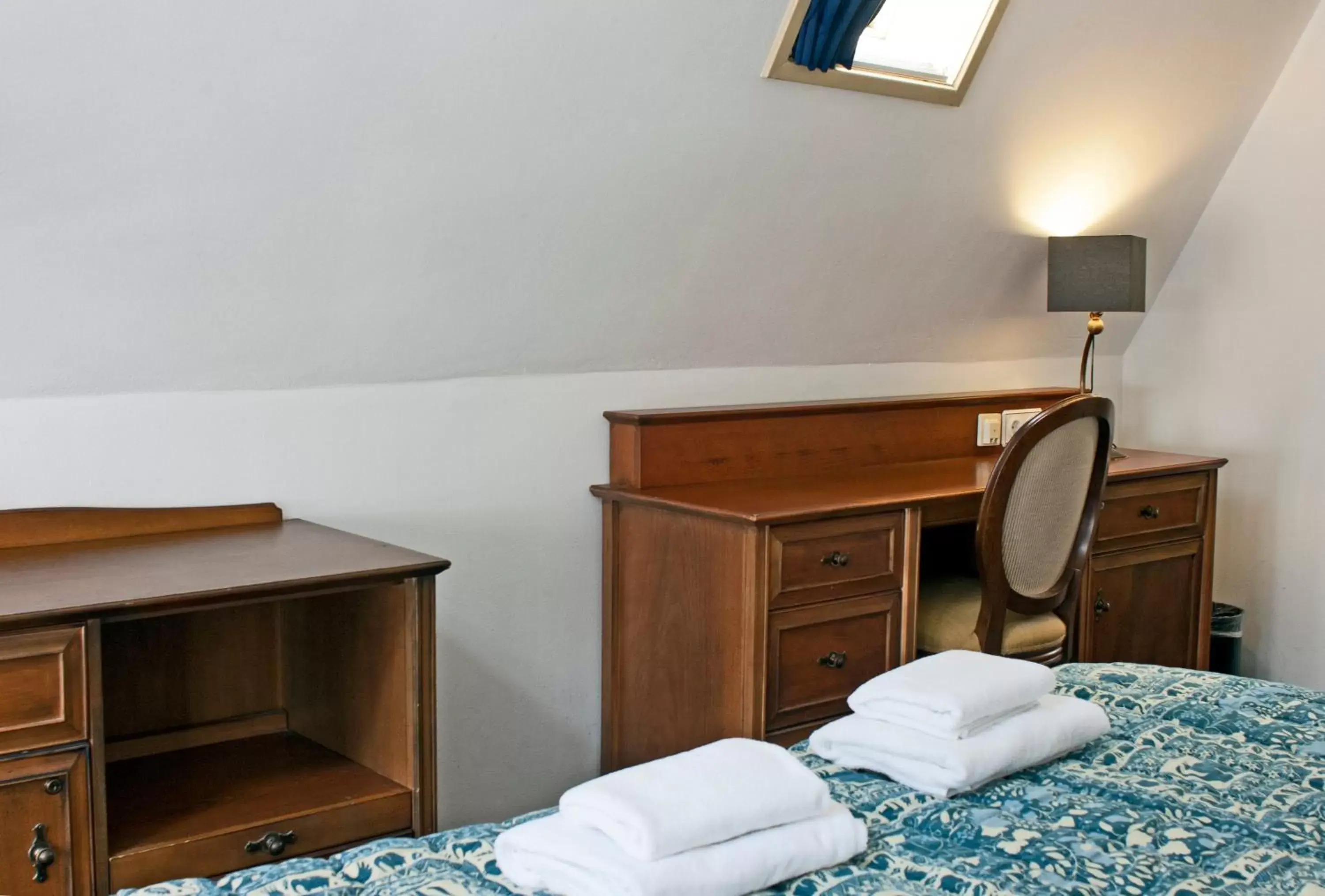 Seating area, Bed in Hotel Prins Hendrik