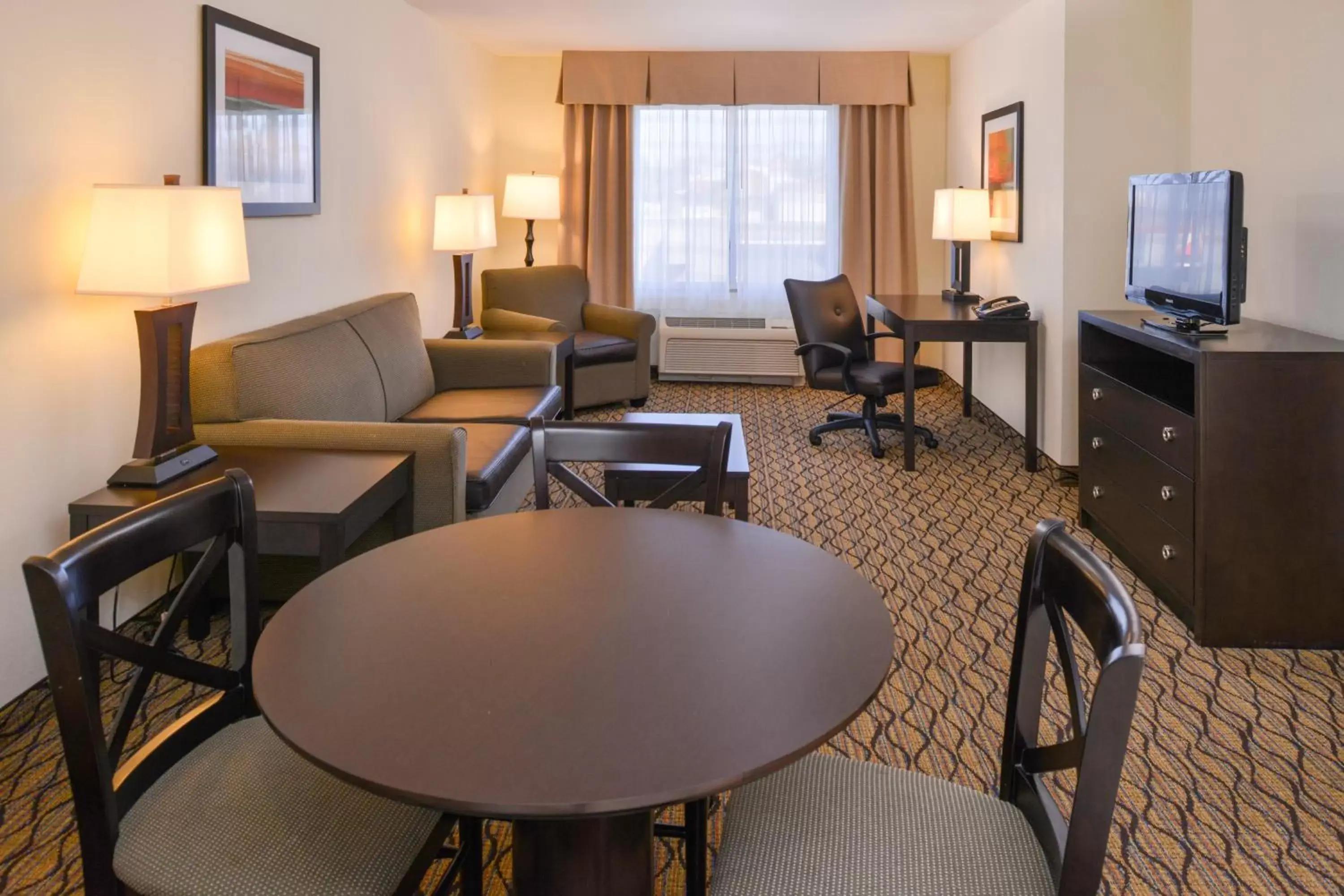 Photo of the whole room, Seating Area in Holiday Inn Poplar Bluff, an IHG Hotel