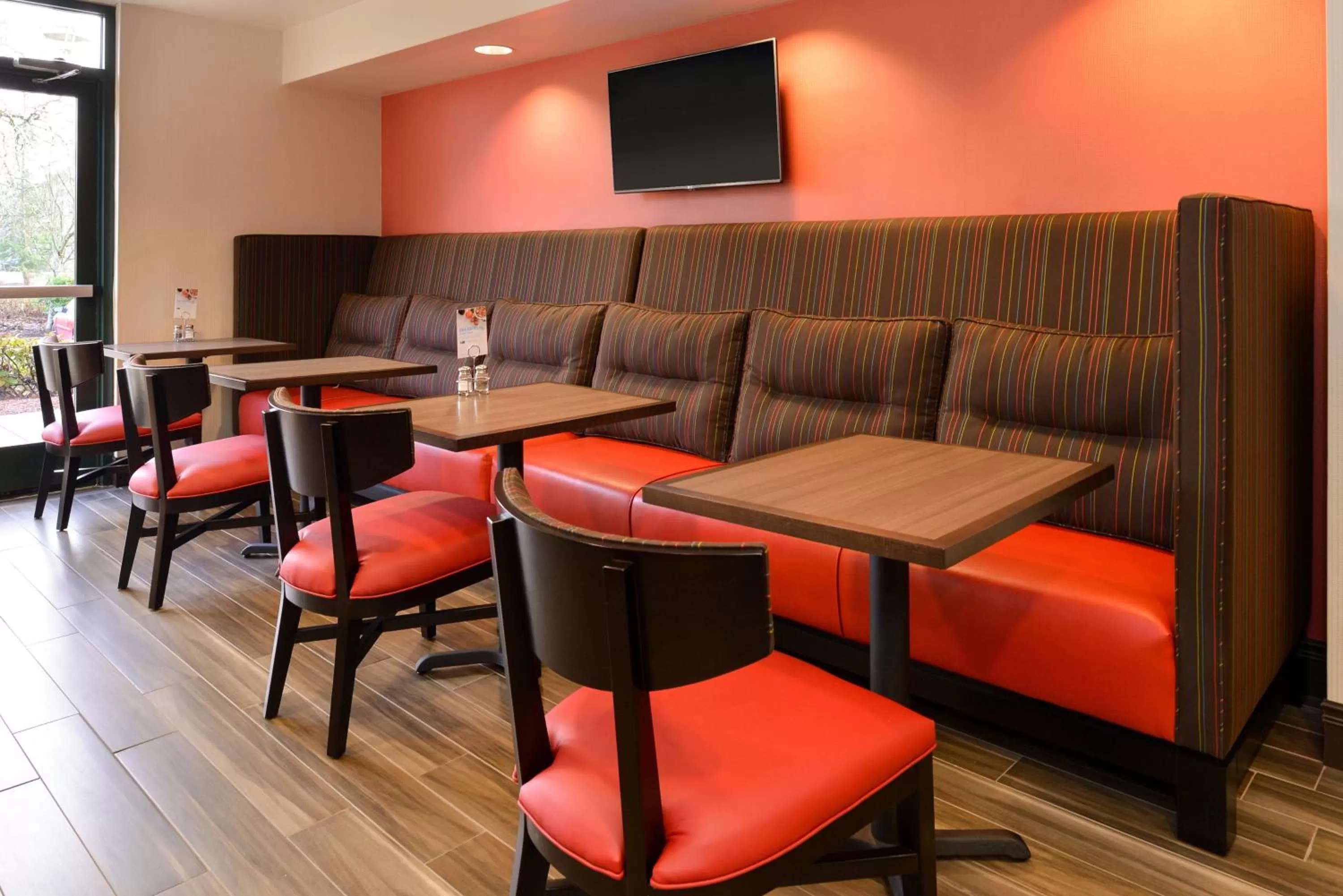 Breakfast in Holiday Inn Express Portland West/Hillsboro by IHG