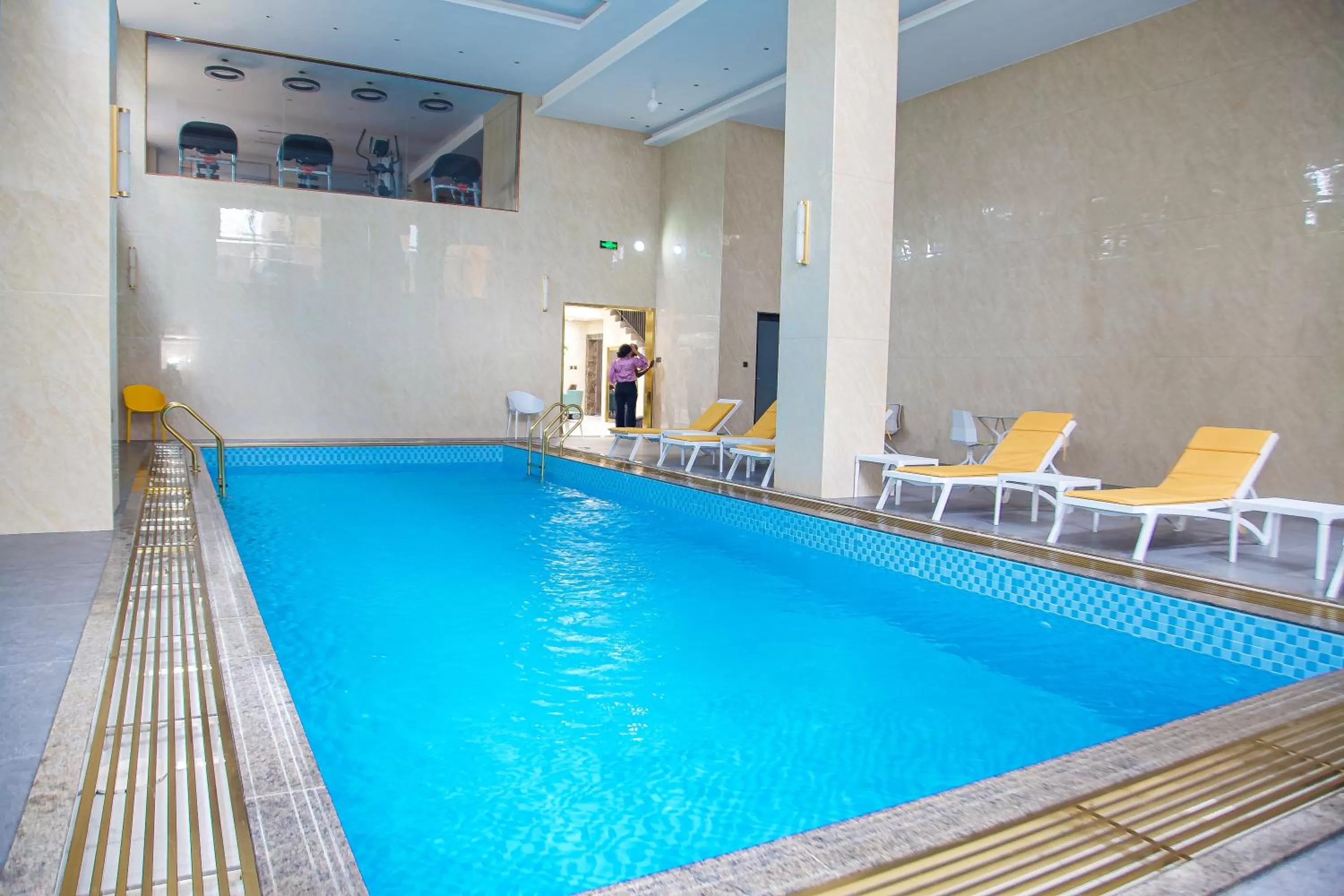 Swimming pool in Hôtel FAMILLE MONDIALE