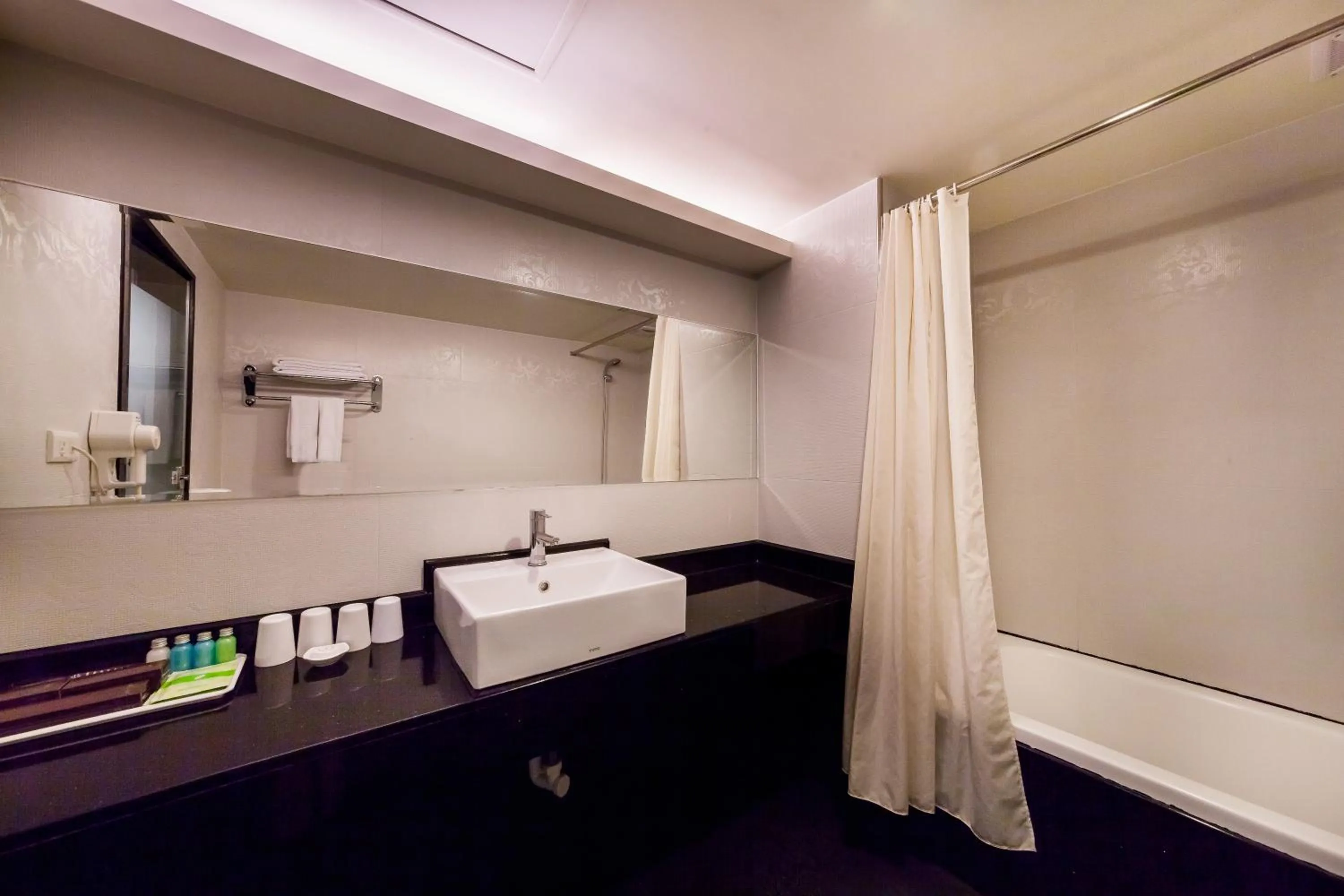 Bathroom, Bed in 華麗大飯店Ferrary Hotel