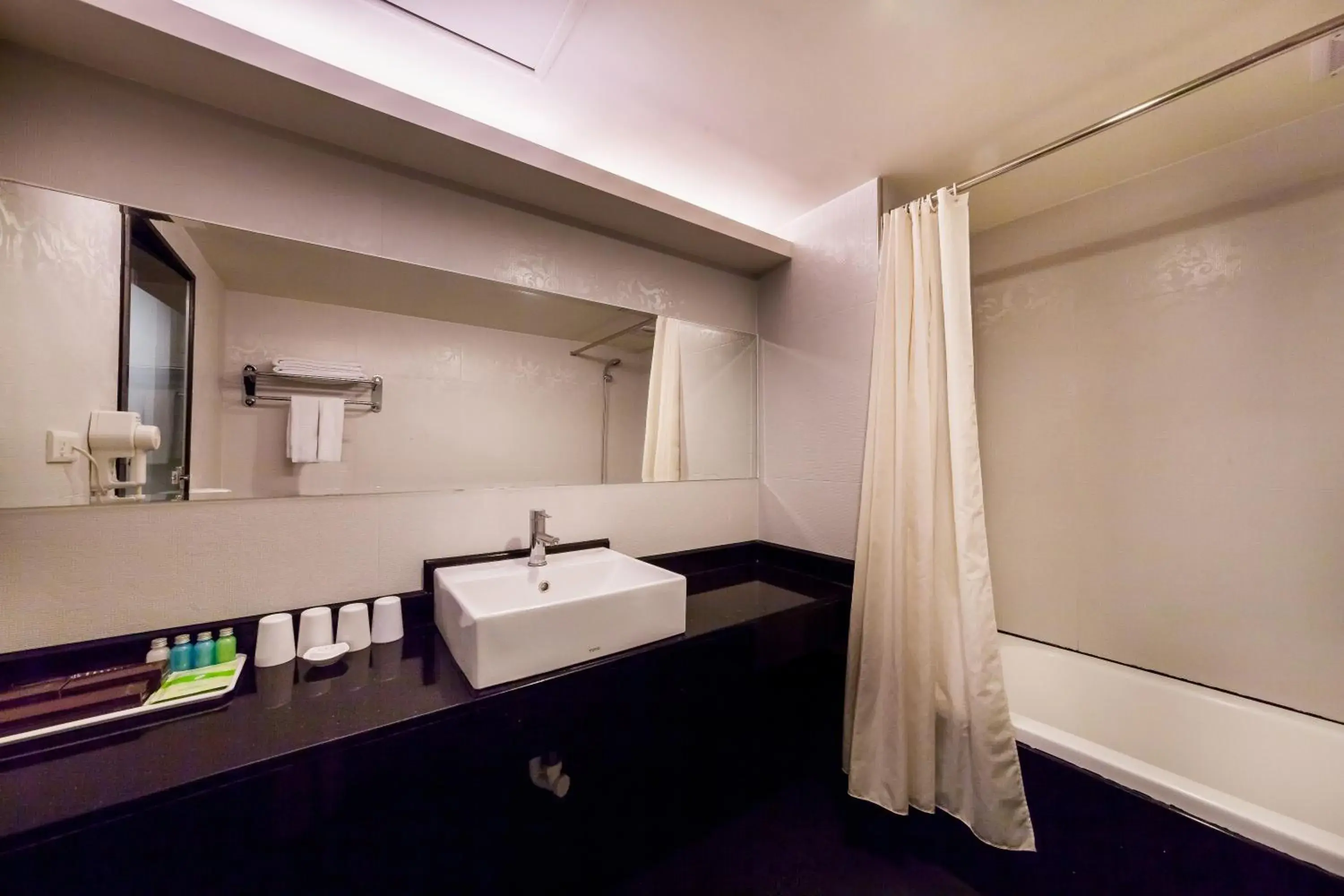 Bathroom, Bed in 華麗大飯店Ferrary Hotel Bathroom, Bed in 華麗大飯店Ferrary Hotel