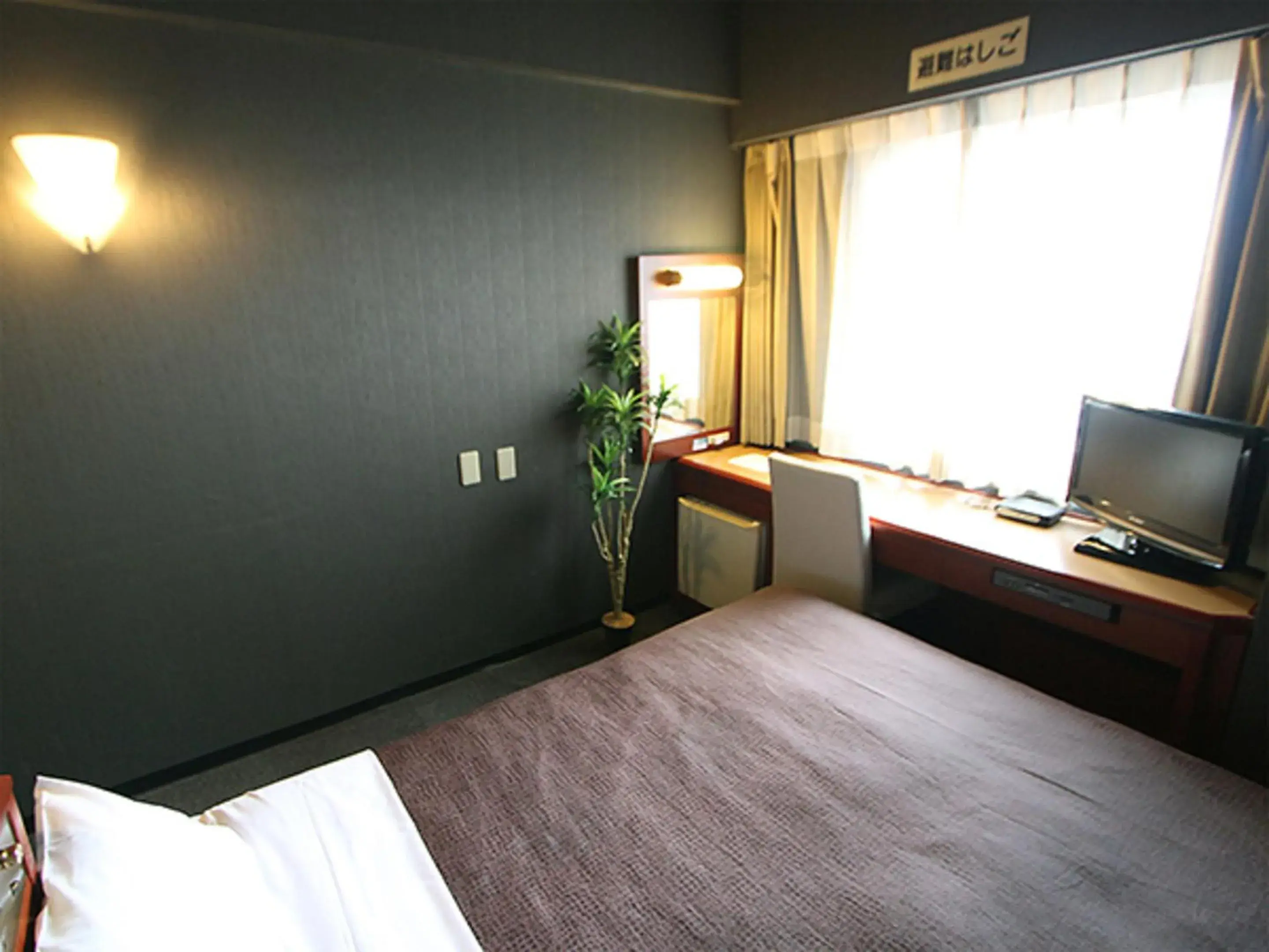 Bed, TV/Entertainment Center in HOTEL LiVEMAX BUDGET Yokohama Tsurumi