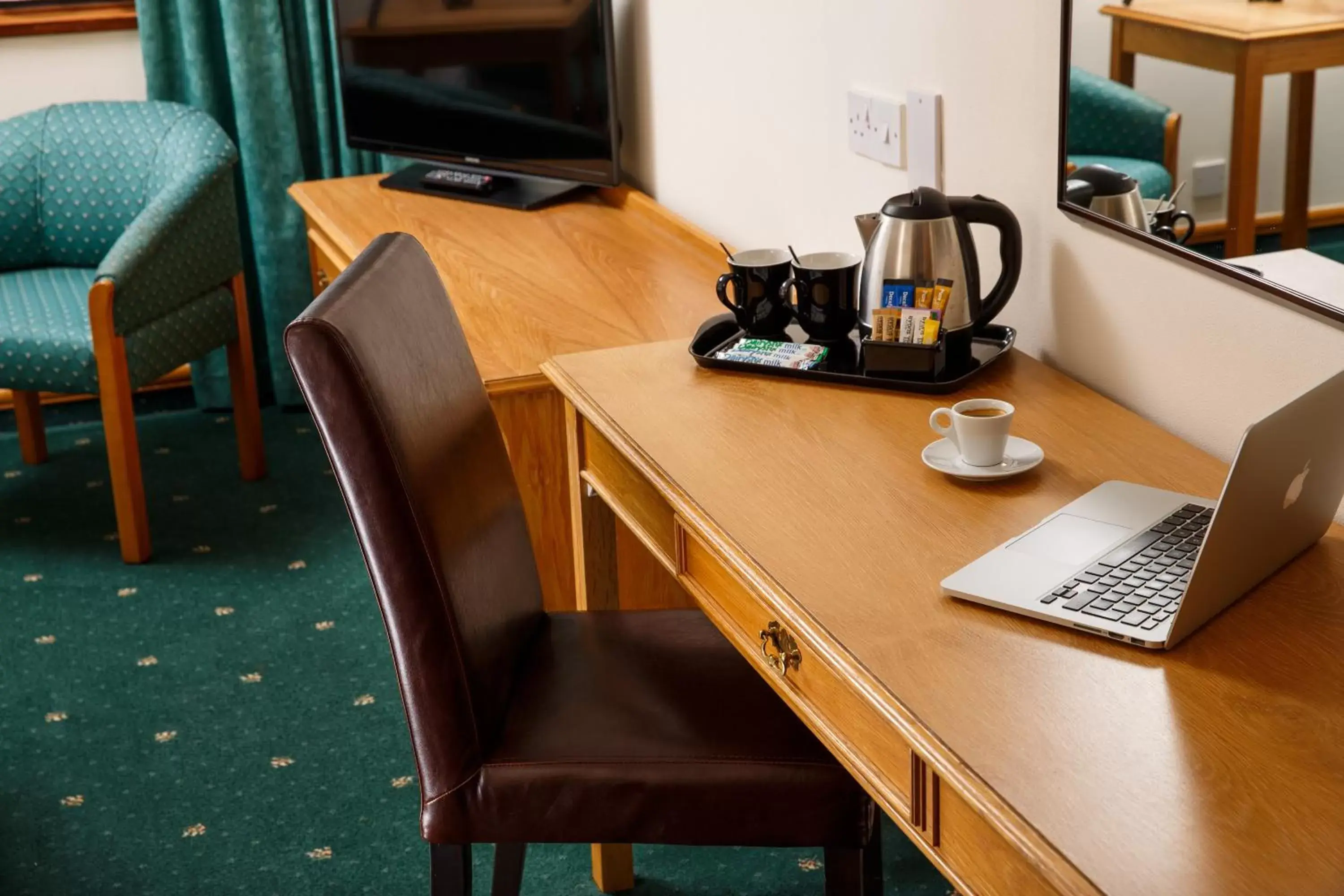 Coffee/tea facilities, TV/Entertainment Center in Mercure Livingston Hotel