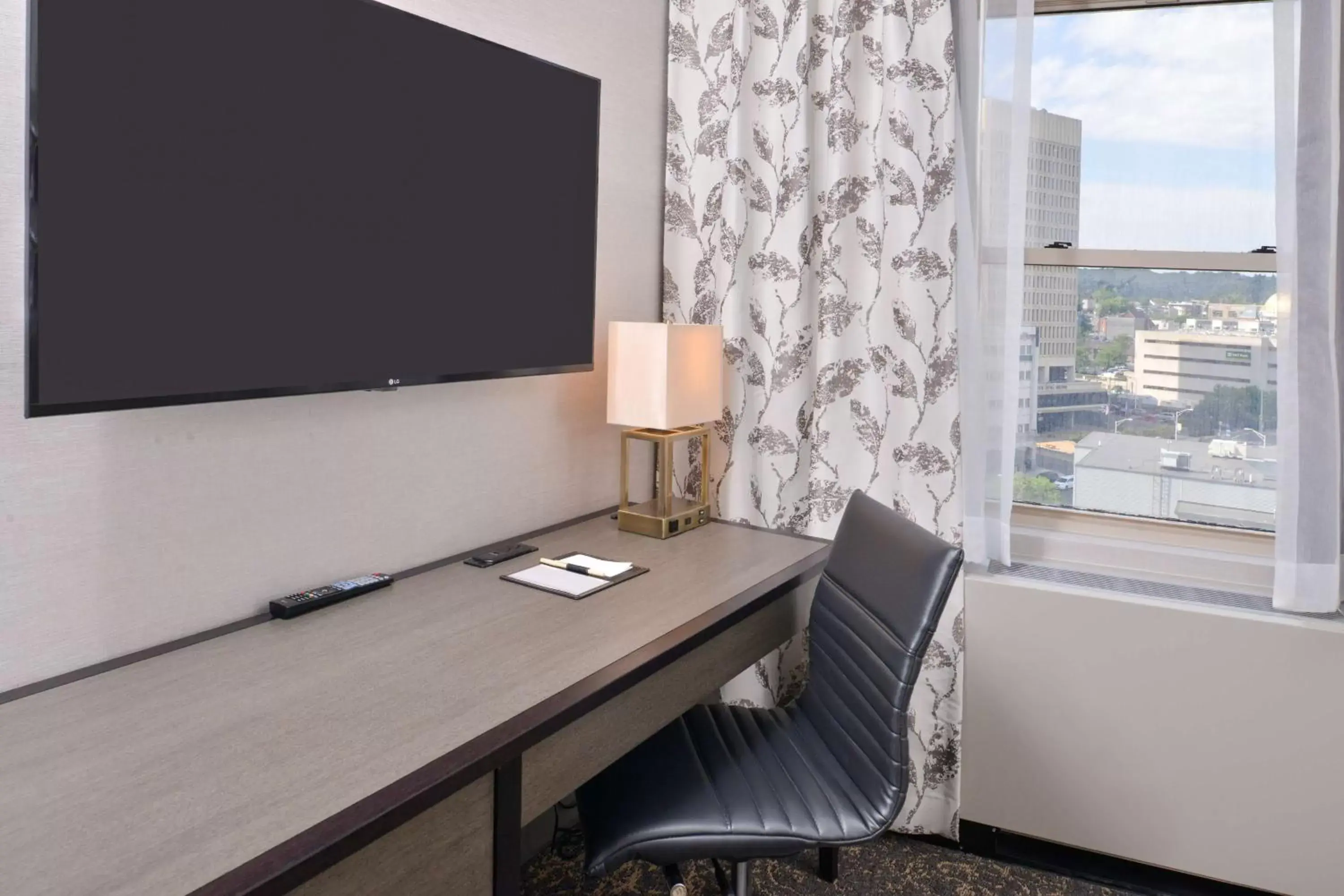 Bedroom, TV/Entertainment Center in DoubleTree by Hilton Utica