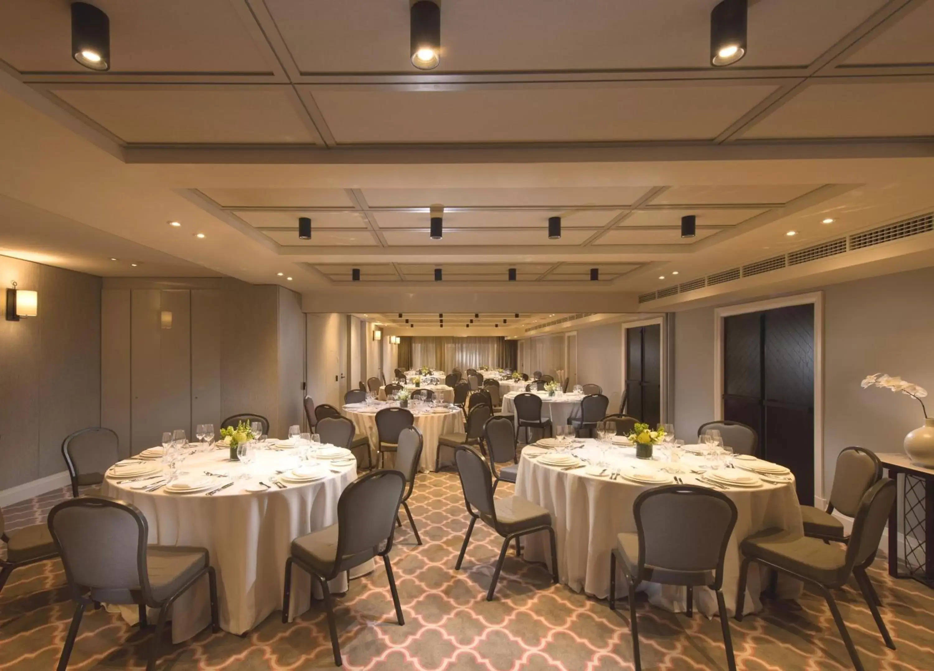 Banquet/Function facilities, Restaurant/Places to Eat in Mayfair Hotel