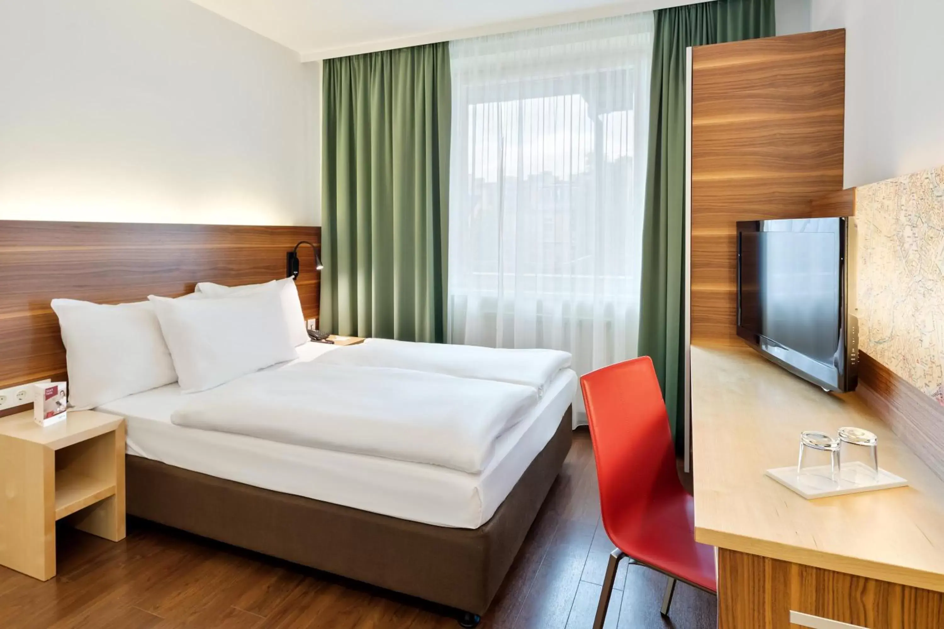 Bed in Austria Trend Hotel beim Theresianum Wien