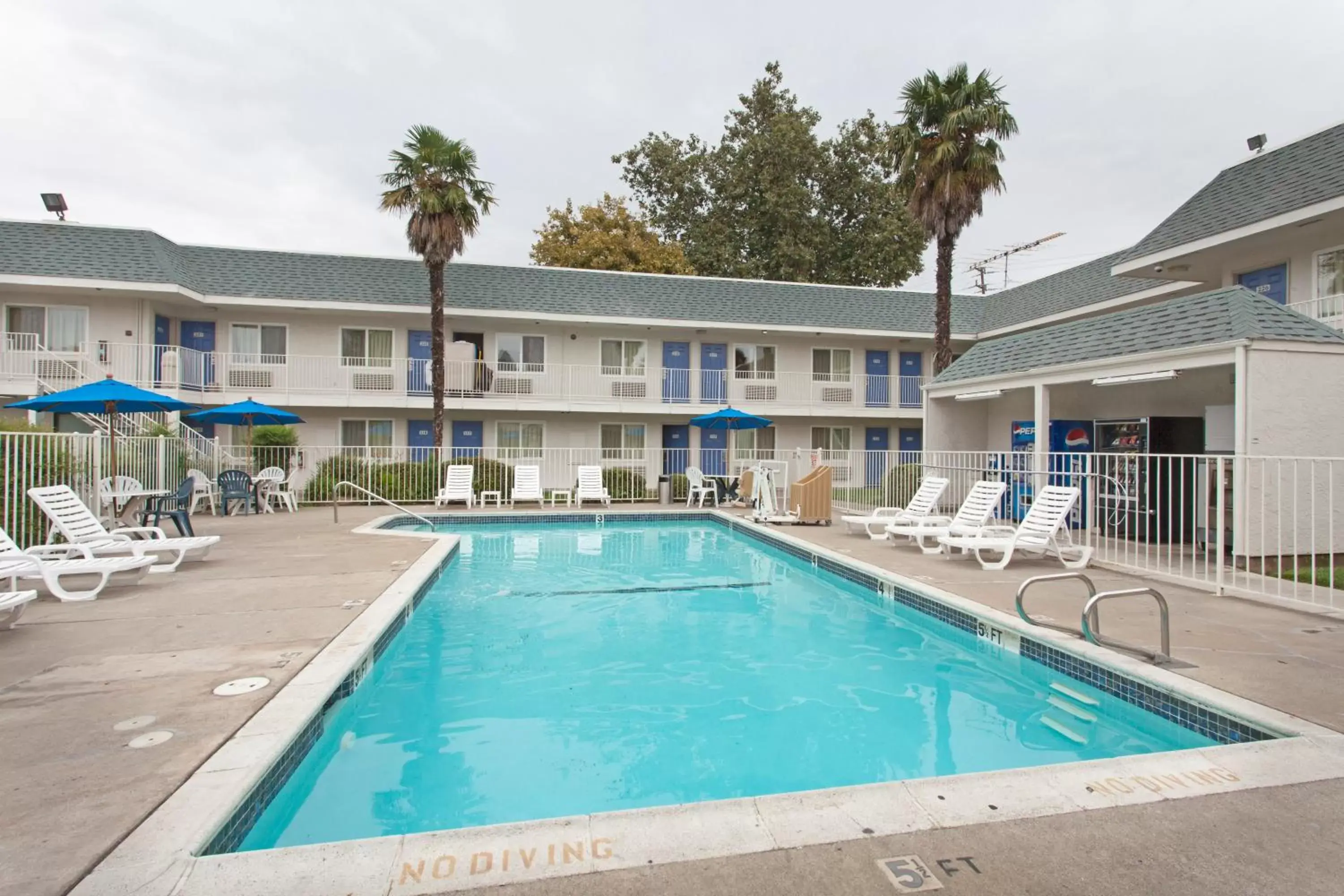 Swimming pool, Property Building in Motel 6-Sacramento, CA - Central