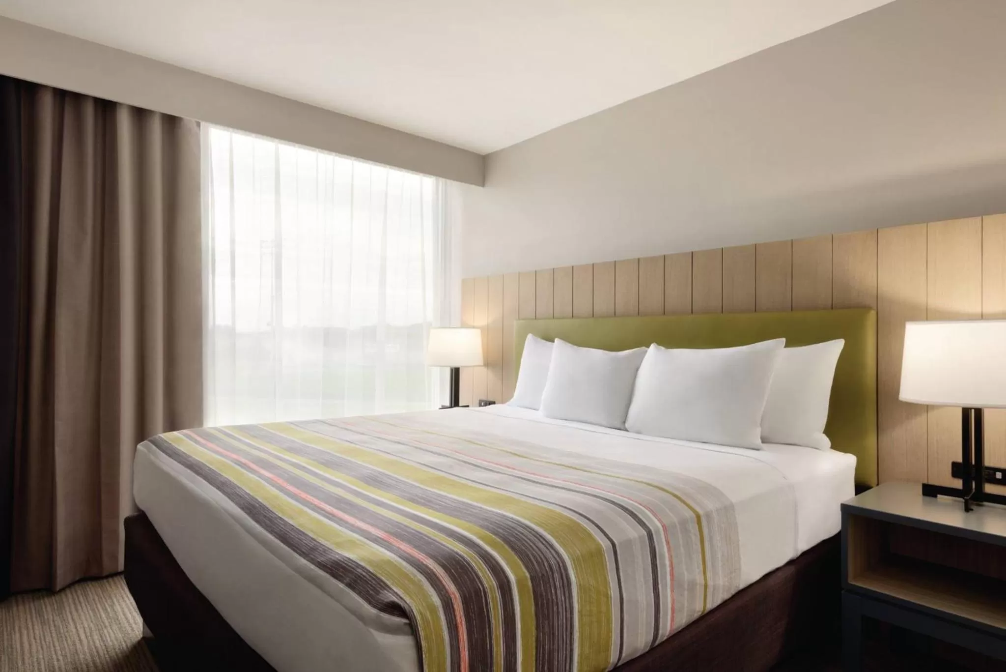 Bedroom, Bed in Country Inn & Suites by Radisson, Ft Atkinson, WI