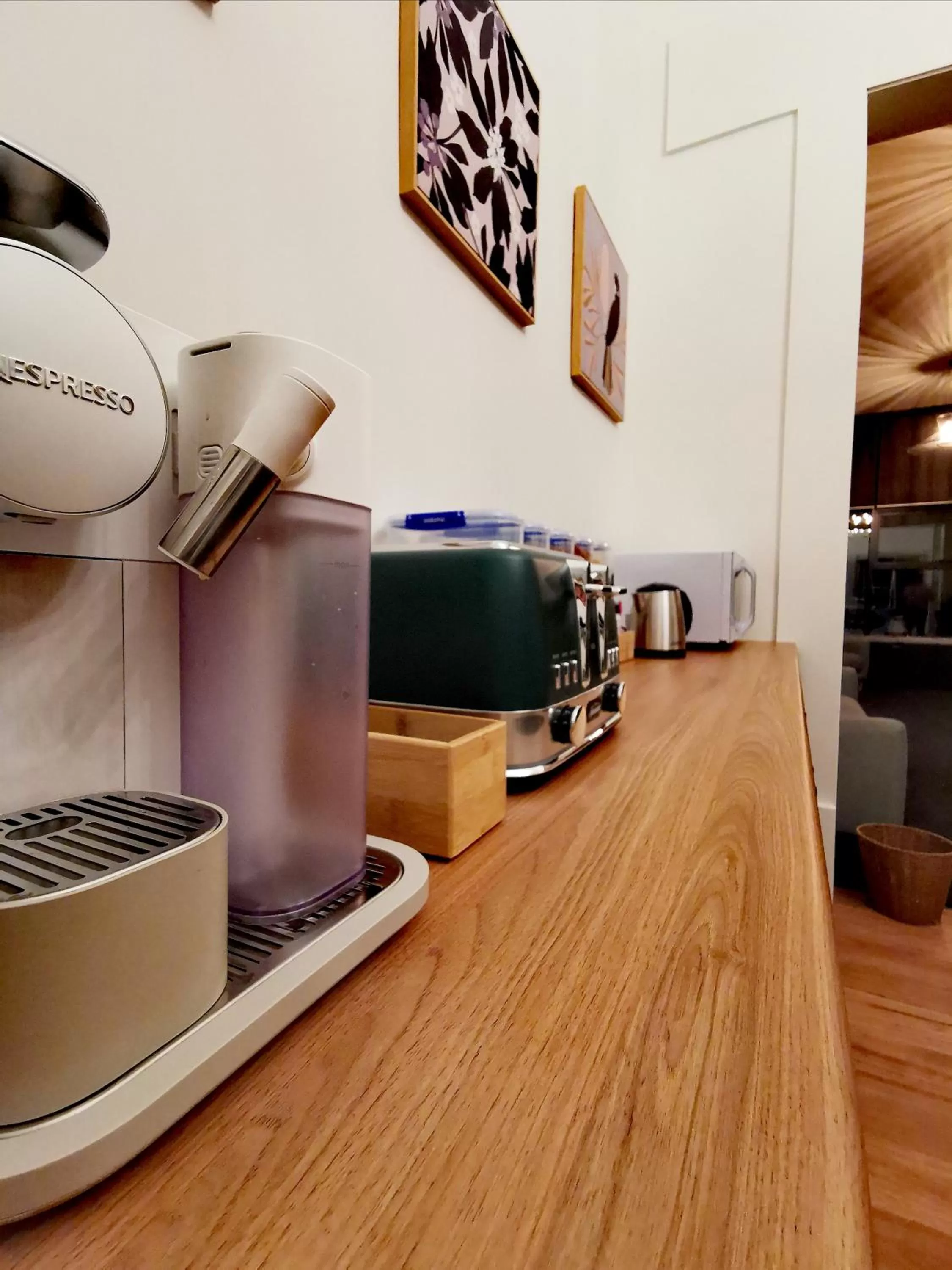 Coffee/tea facilities in Refresh109 on Cameron