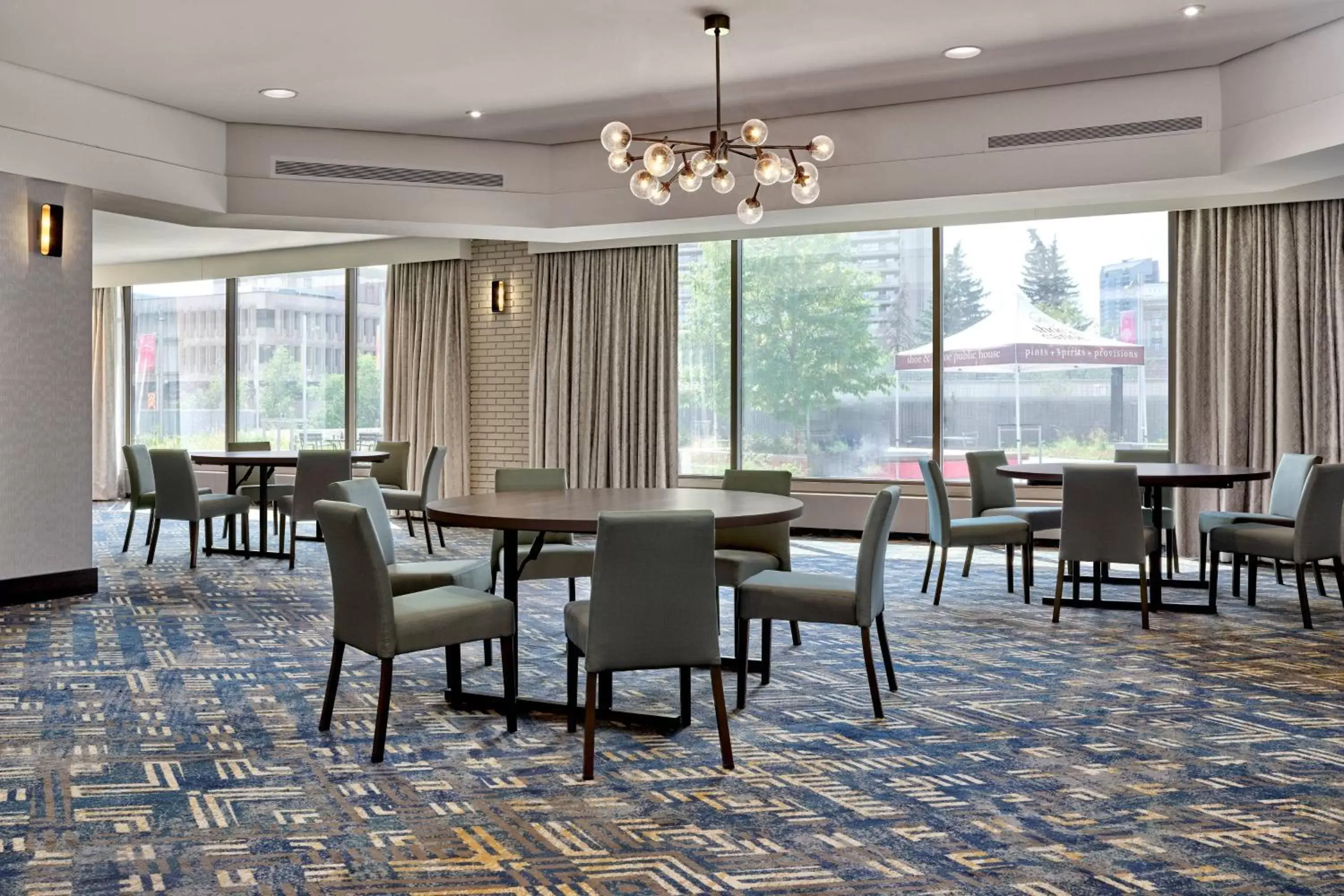 Meeting/conference room, Restaurant/Places to Eat in Delta Hotels Calgary Downtown