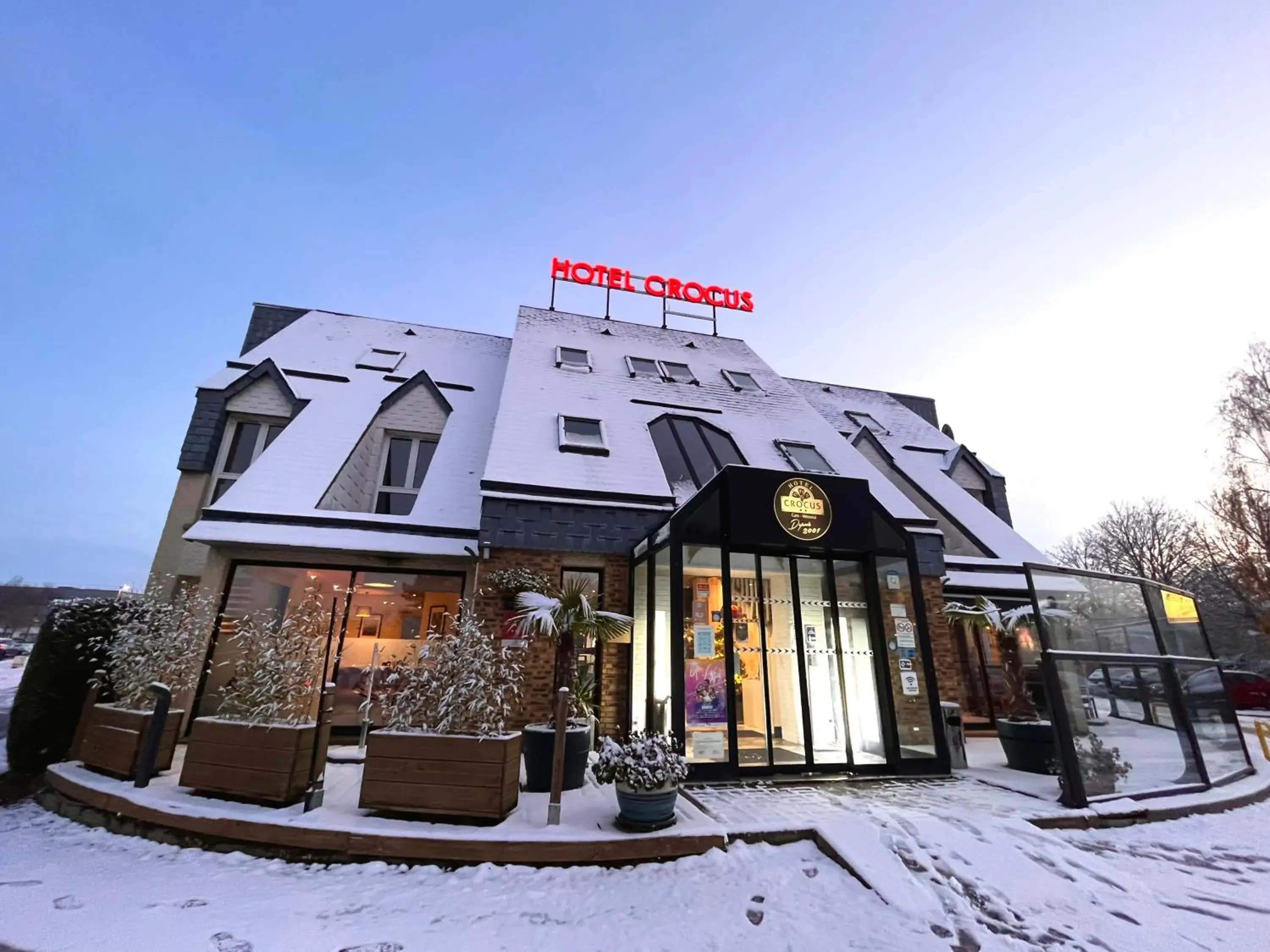 Facade/entrance, Winter in Hôtel Crocus Caen Mémorial