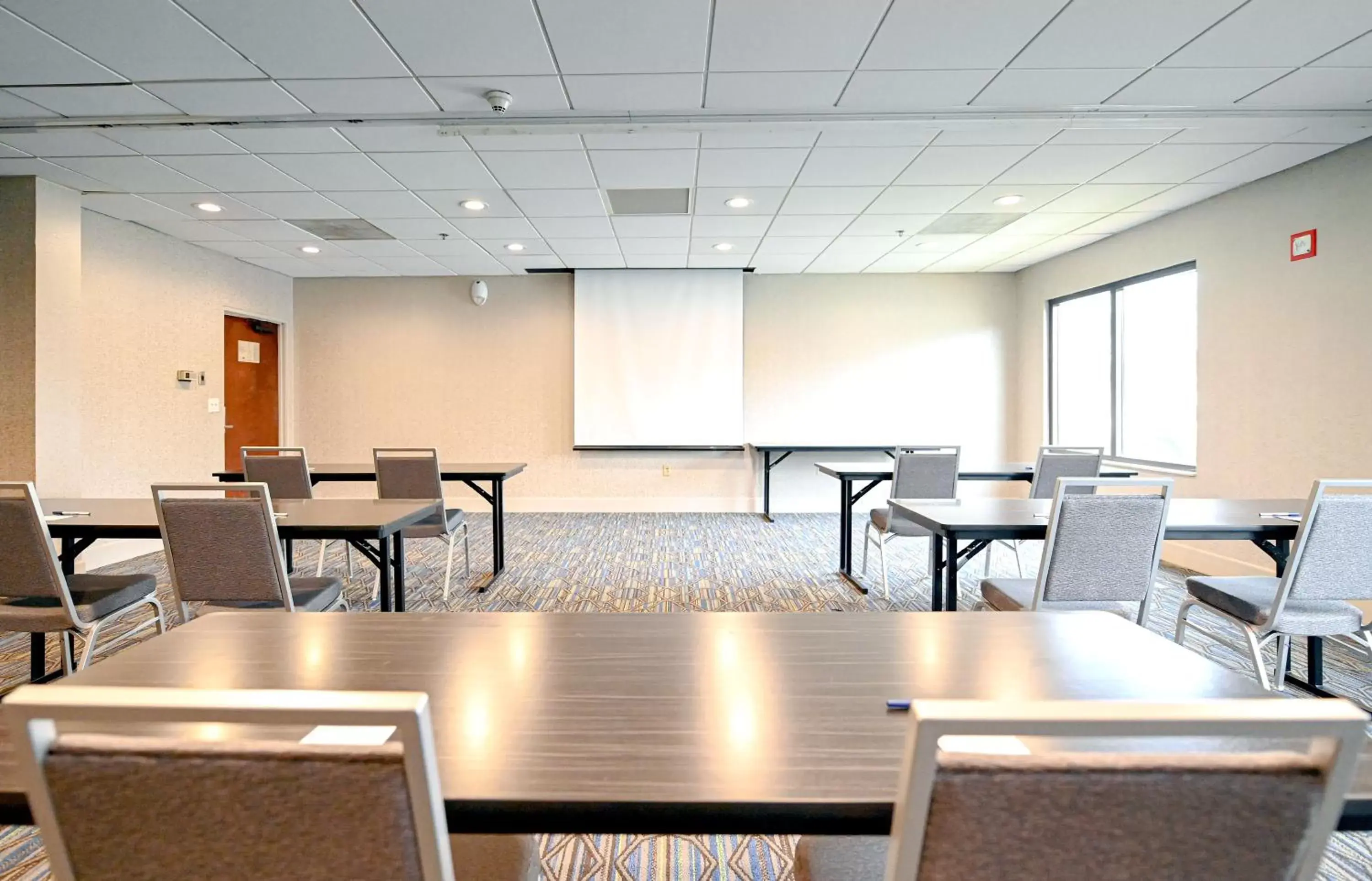 Meeting/conference room in Holiday Inn Express Richmond Airport, an IHG Hotel