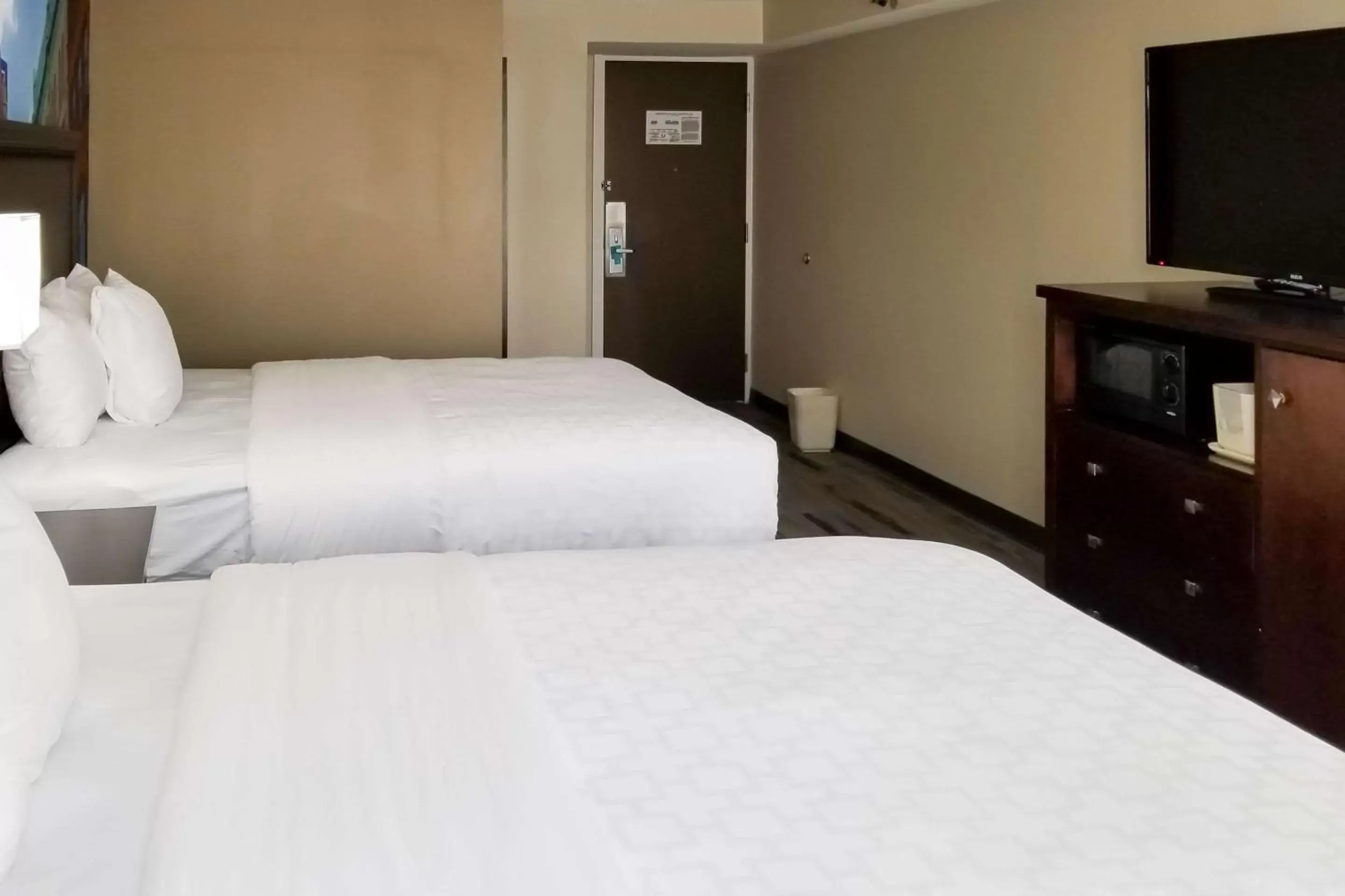 Photo of the whole room, Bed in Clarion Pointe by Choice Hotels Corydon