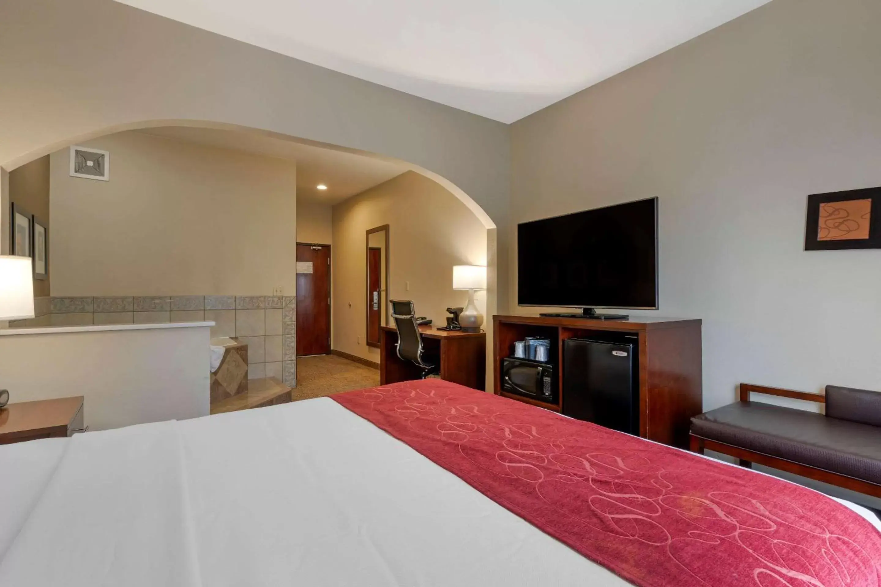 Photo of the whole room, Bed in Comfort Suites Downtown Sacramento