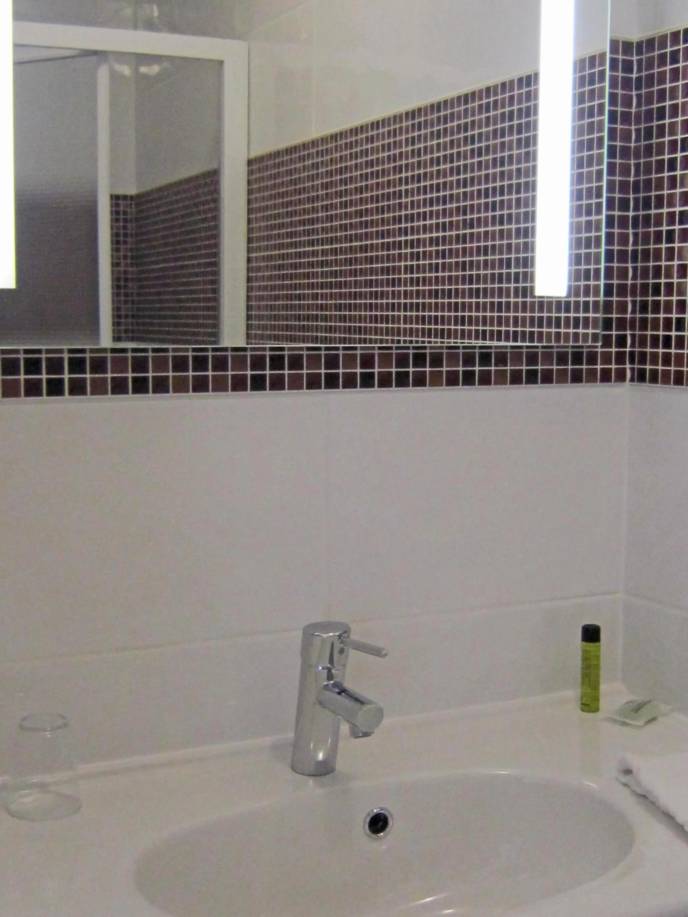 Bathroom in Hôtel de Perros, The Originals Boutique