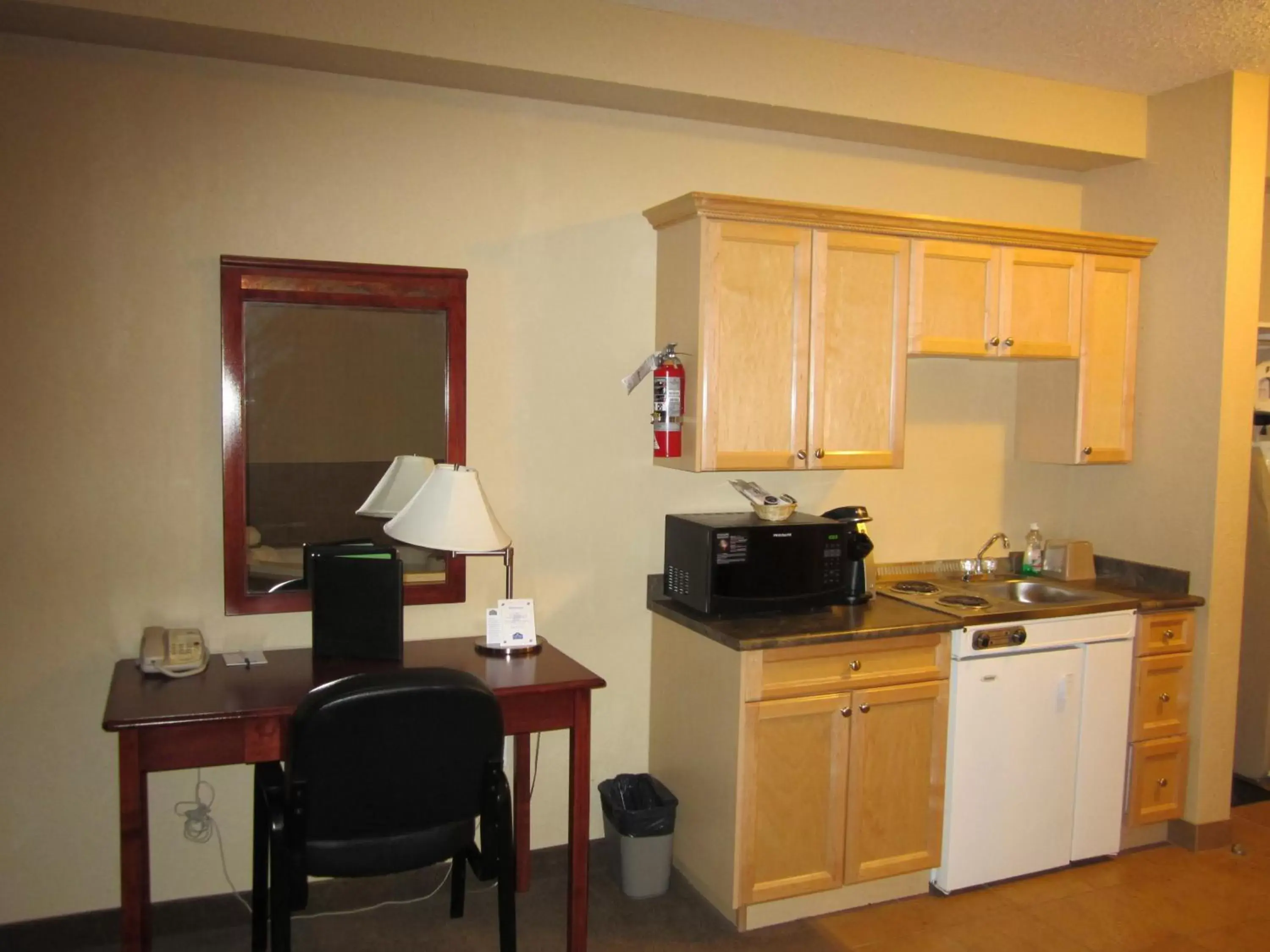 Kitchen or kitchenette in Lakeview Inns & Suites - Fort Nelson Kitchen or kitchenette in Lakeview Inns & Suites - Fort Nelson