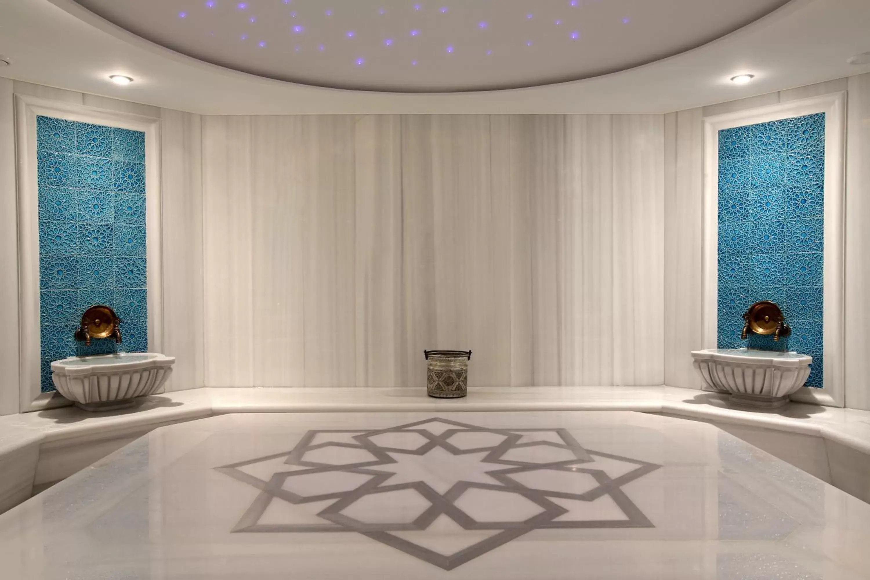 Public Bath, Swimming Pool in Miracle Istanbul Asia Airport Hotel & Spa
