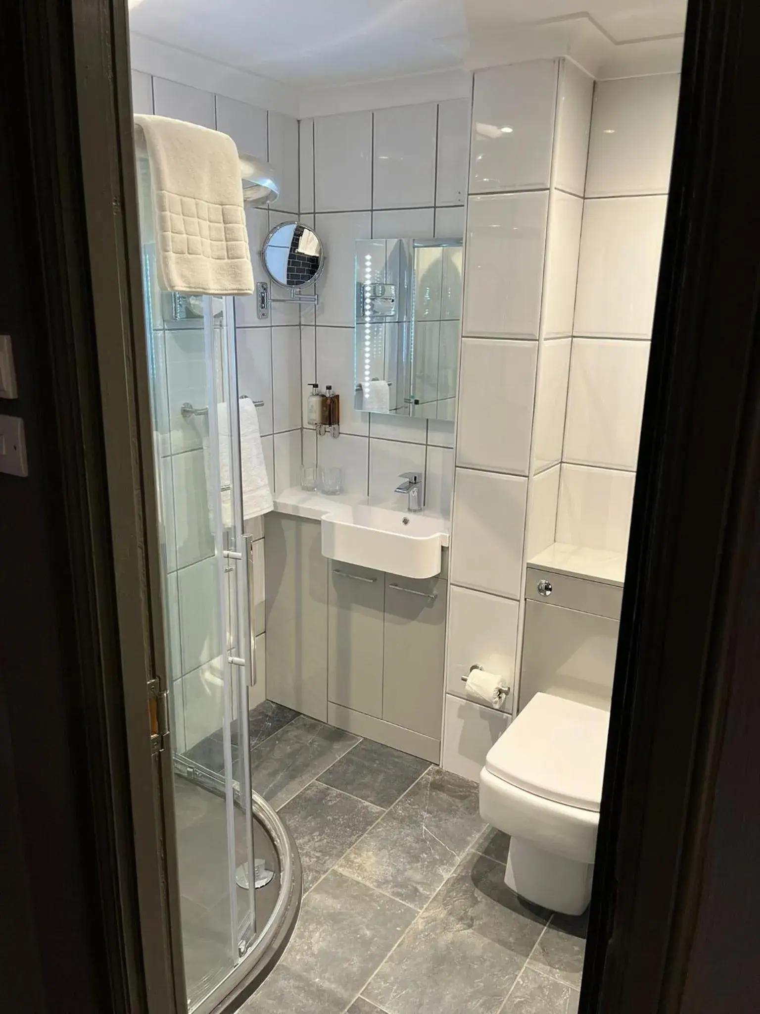Bathroom in Devoncove Hotel Glasgow