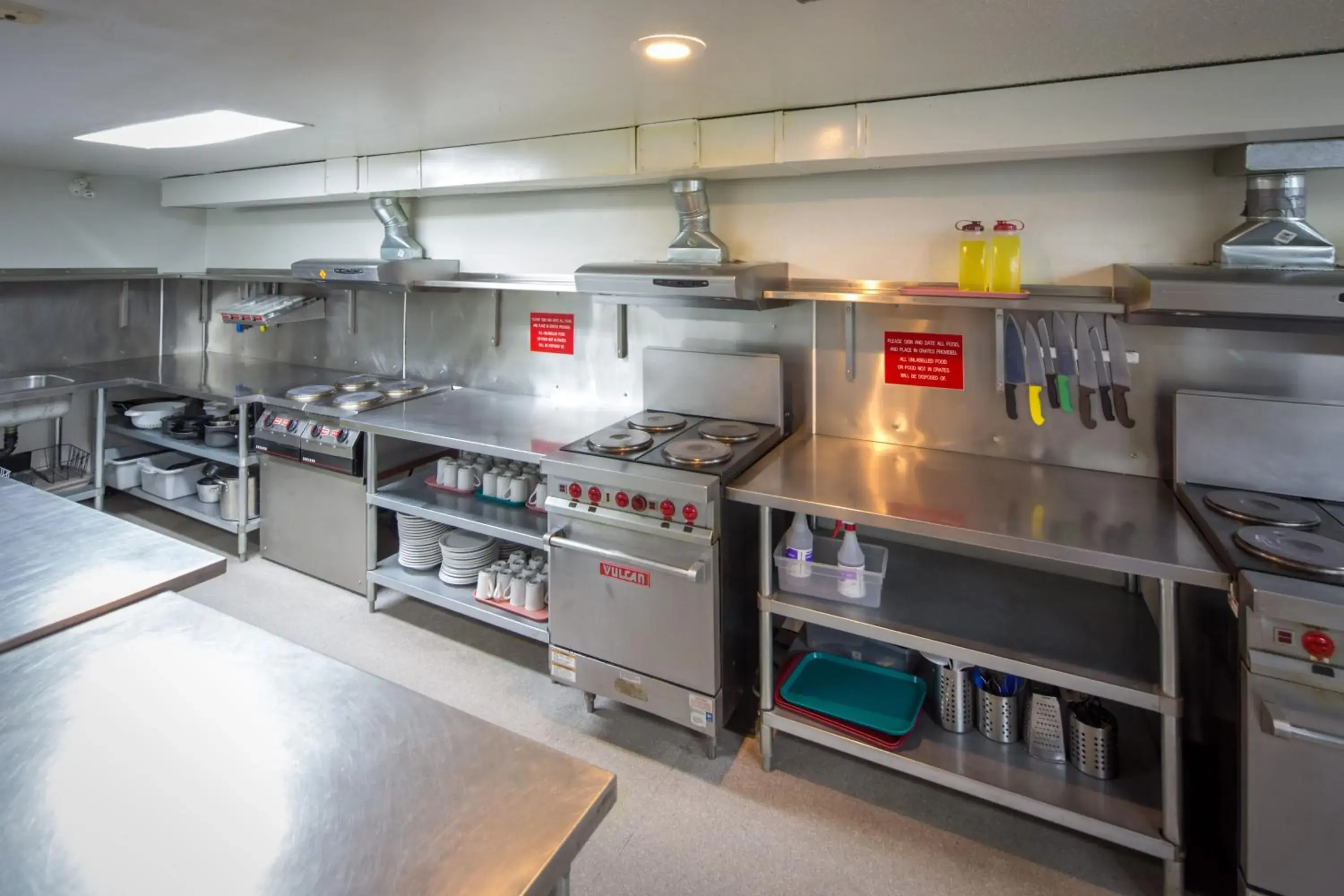 Communal kitchen, Kitchen/Kitchenette in HI Banff Alpine Centre - Hostel