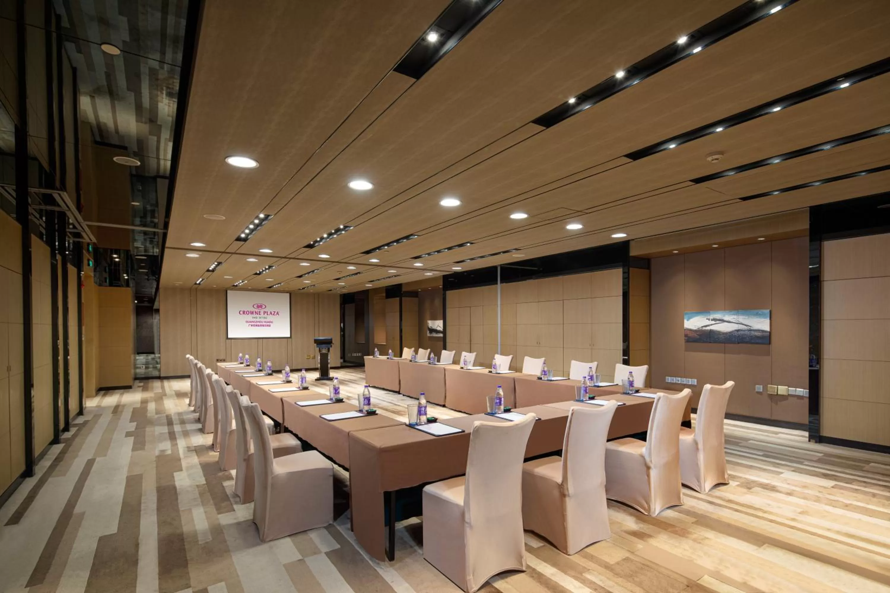 Meeting/conference room in Crowne Plaza Guangzhou Huadu by IHG - Free Shuttle bus between hotel to Exhibition Center During Canton Fair